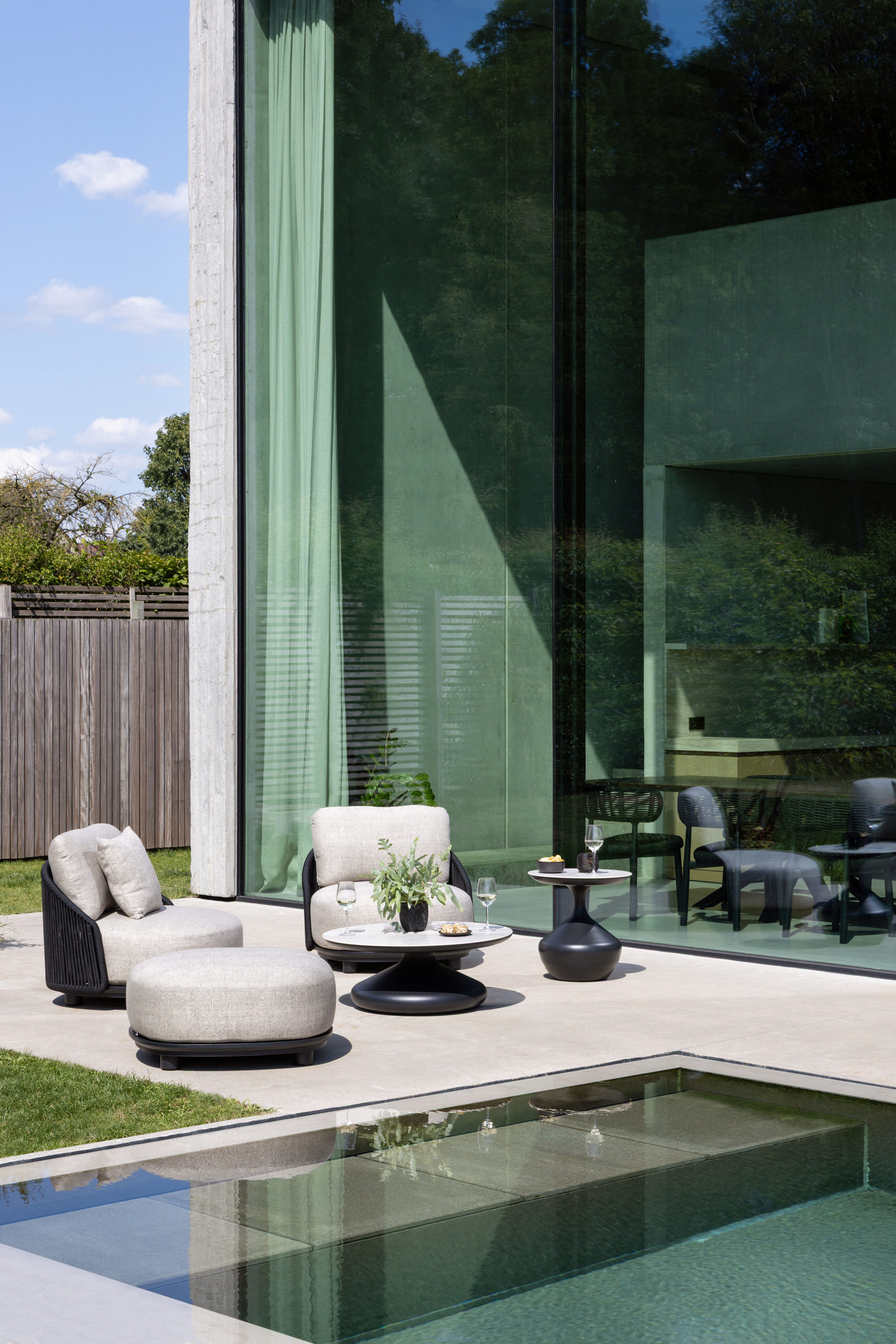 Fauteuil de jardin Vadelo en aluminium noir et corde ronde tissée verticalement noir et coussins en all weather sunbrella® luxe chartres pewter