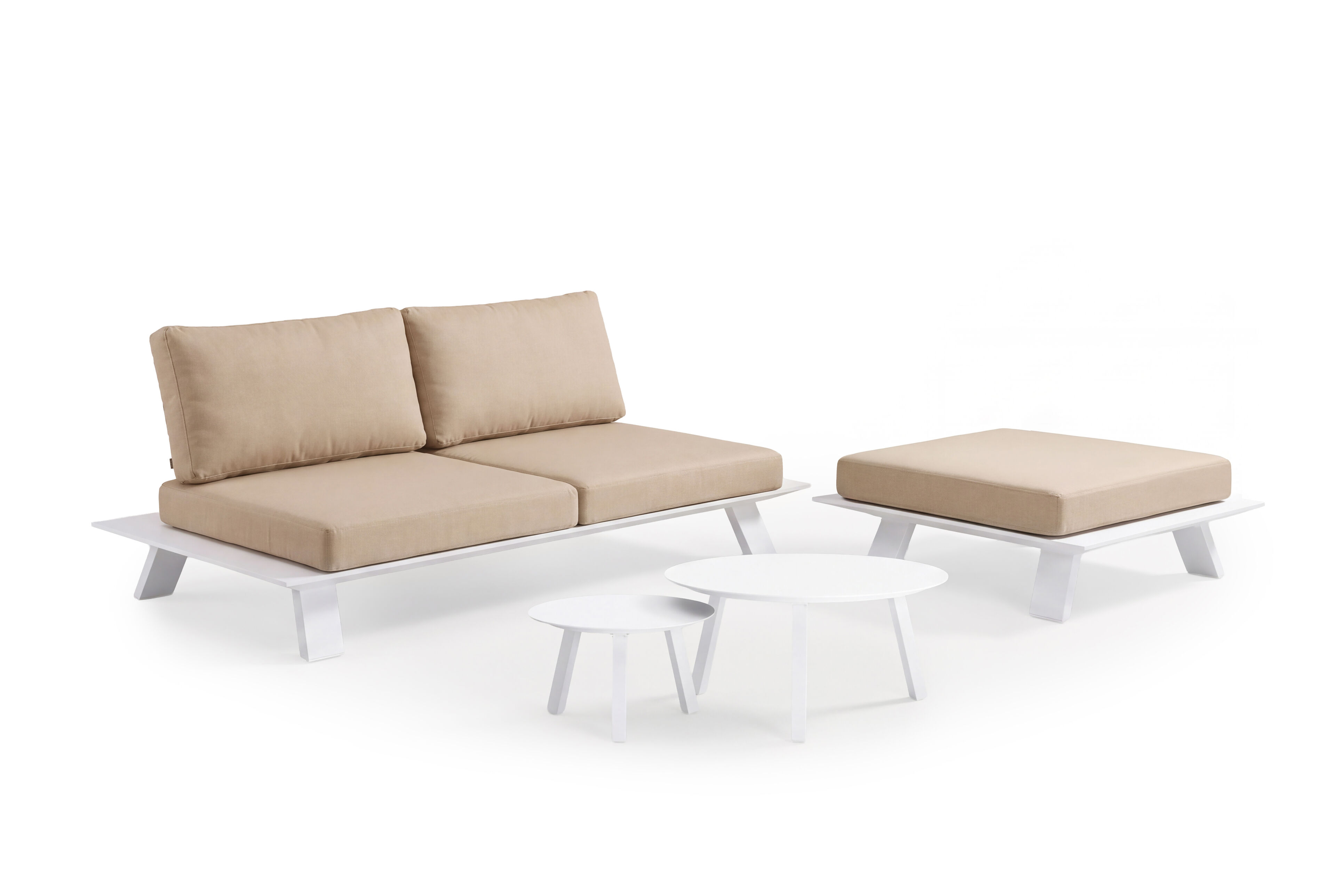 Cesano 2-zit met poef in wit aluminium met all weather olefin beige kussens en Cordoba loungetafel in wit aluminium