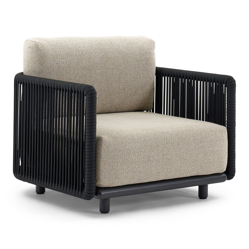 Fauteuil de jardin Organo en aluminium noir et corde luxe plate tissée verticalement noir et coussins en All Weather Cosytica marbella beige