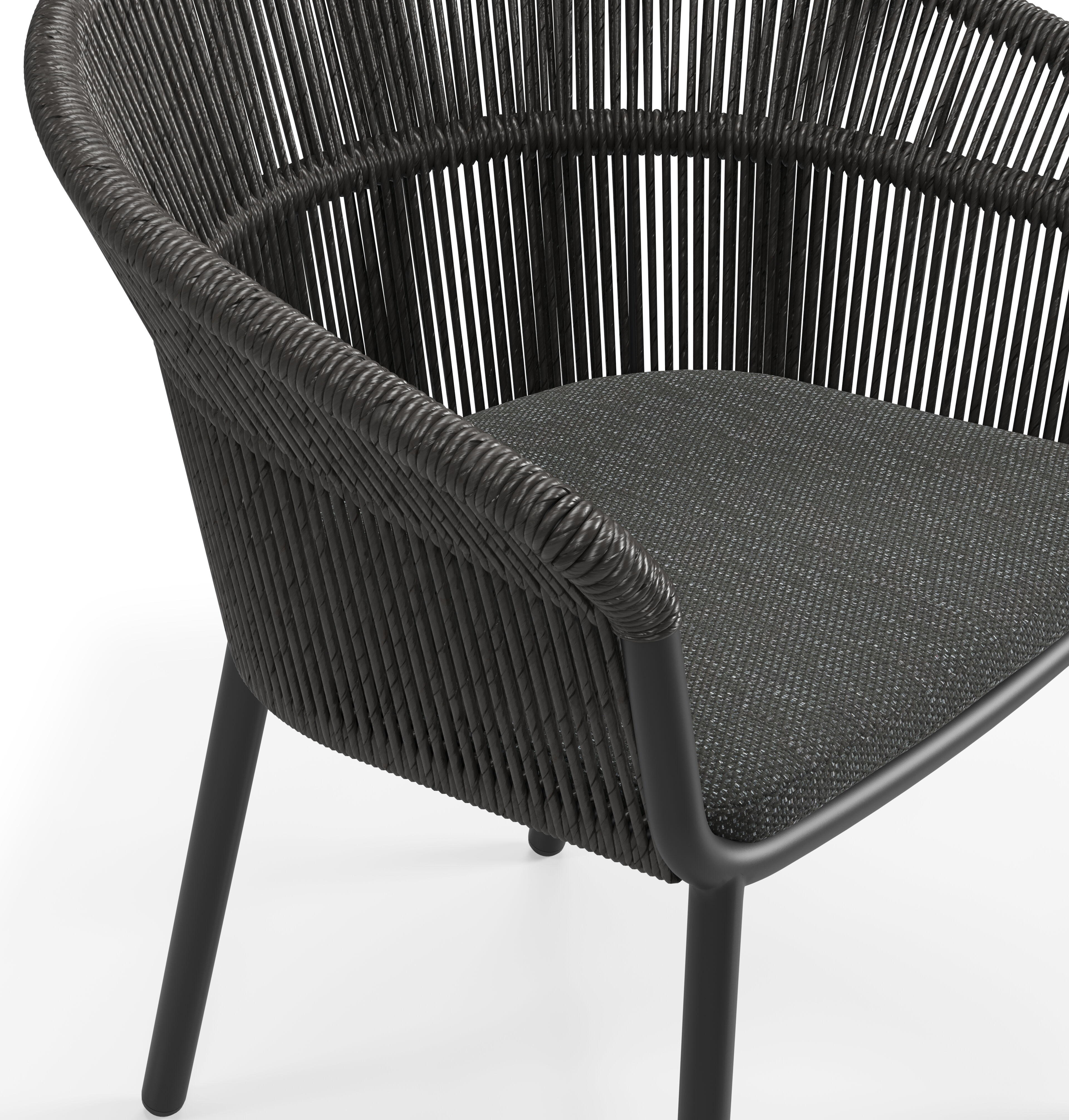 Matera stapelbare tuinstoel in zwart aluminium en zwart gedraaide ronde wicker met kussen in sky black weather+ softtouch