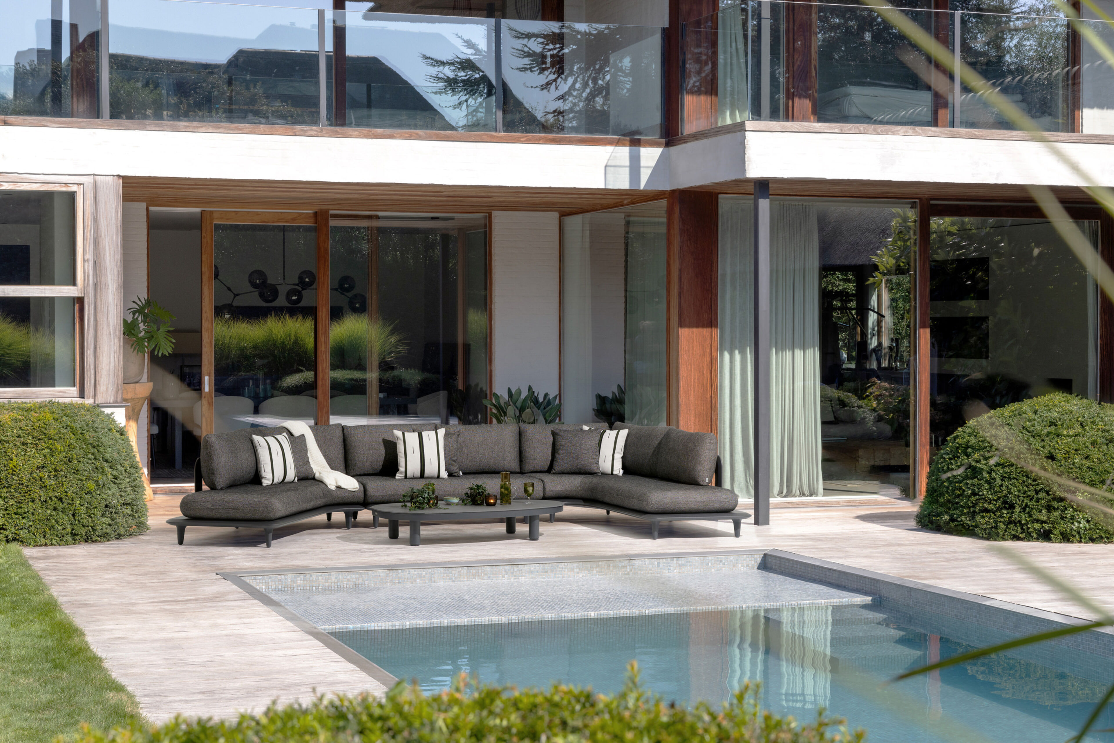Bomero loungehoek in zwart aluminium met savane coconut all weather sunbrella® luxe kussen