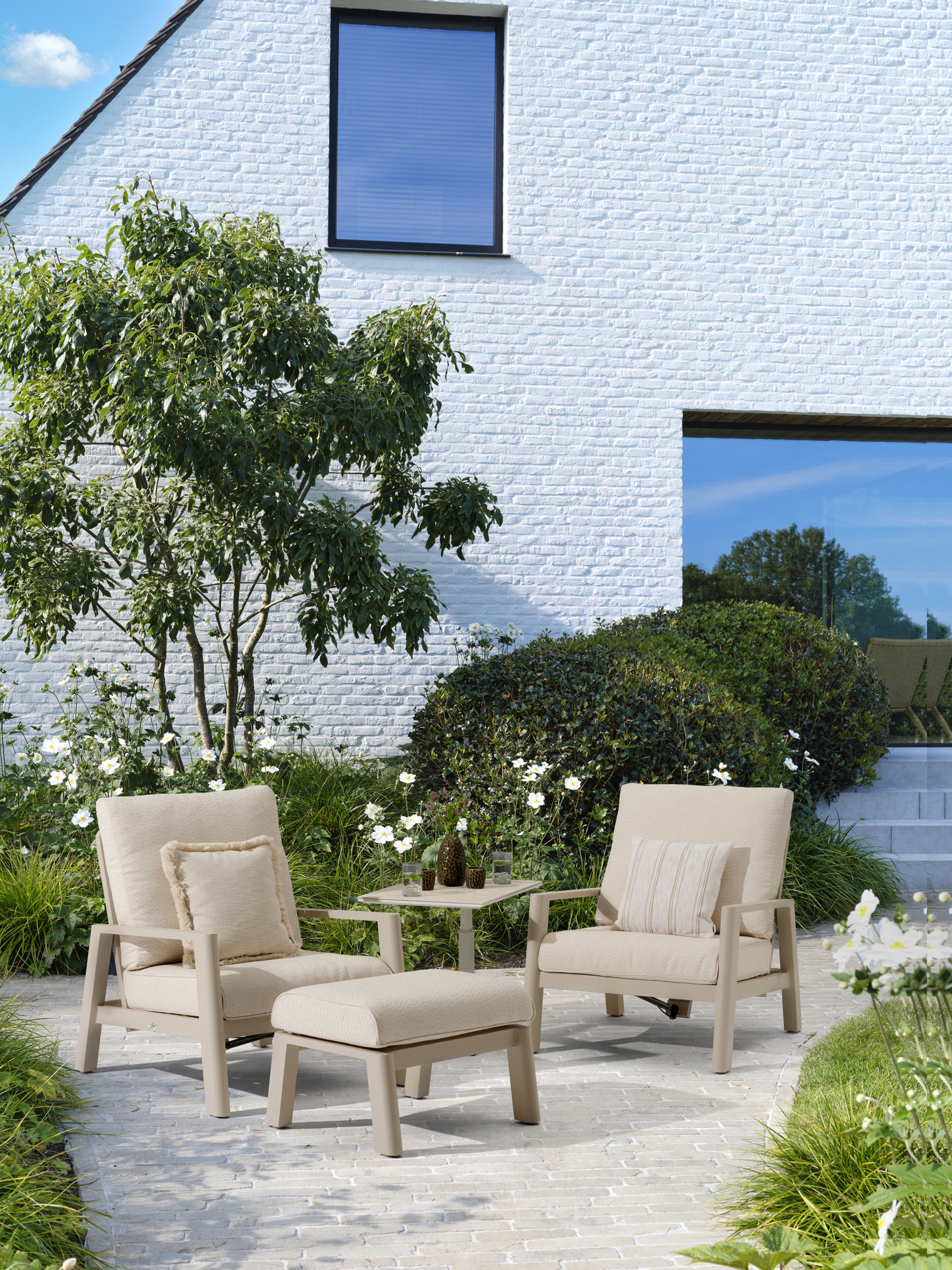 Cirello loungestoel in beige aluminium met slow farafra all weather sunbrella® luxe kussen