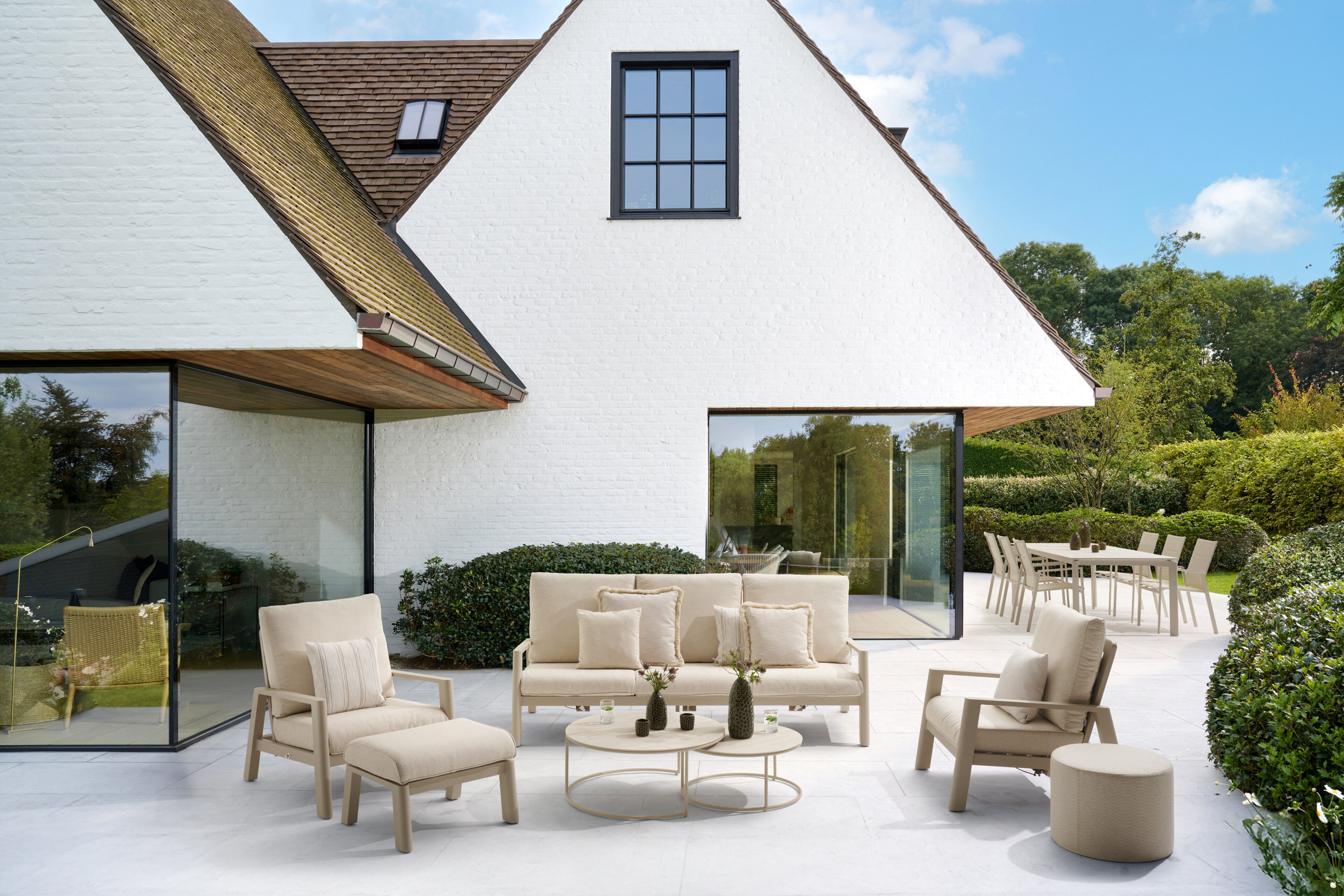 Cirello loungebank in beige aluminium met wander gobi all weather sunbrella® luxe kussen