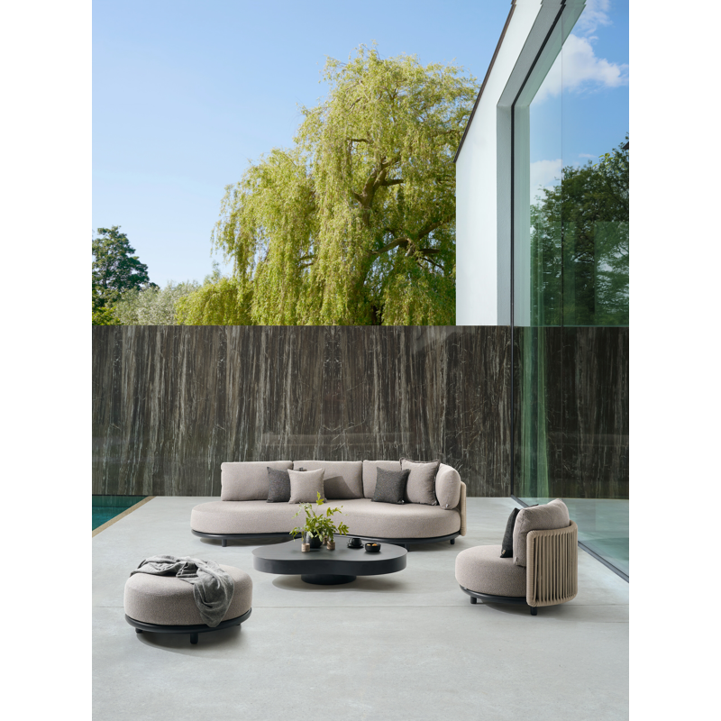 Lomano loungebank in zwart aluminium en beige verticaal geweven luxe vlakke rope met firenze sand all weather solica kussen