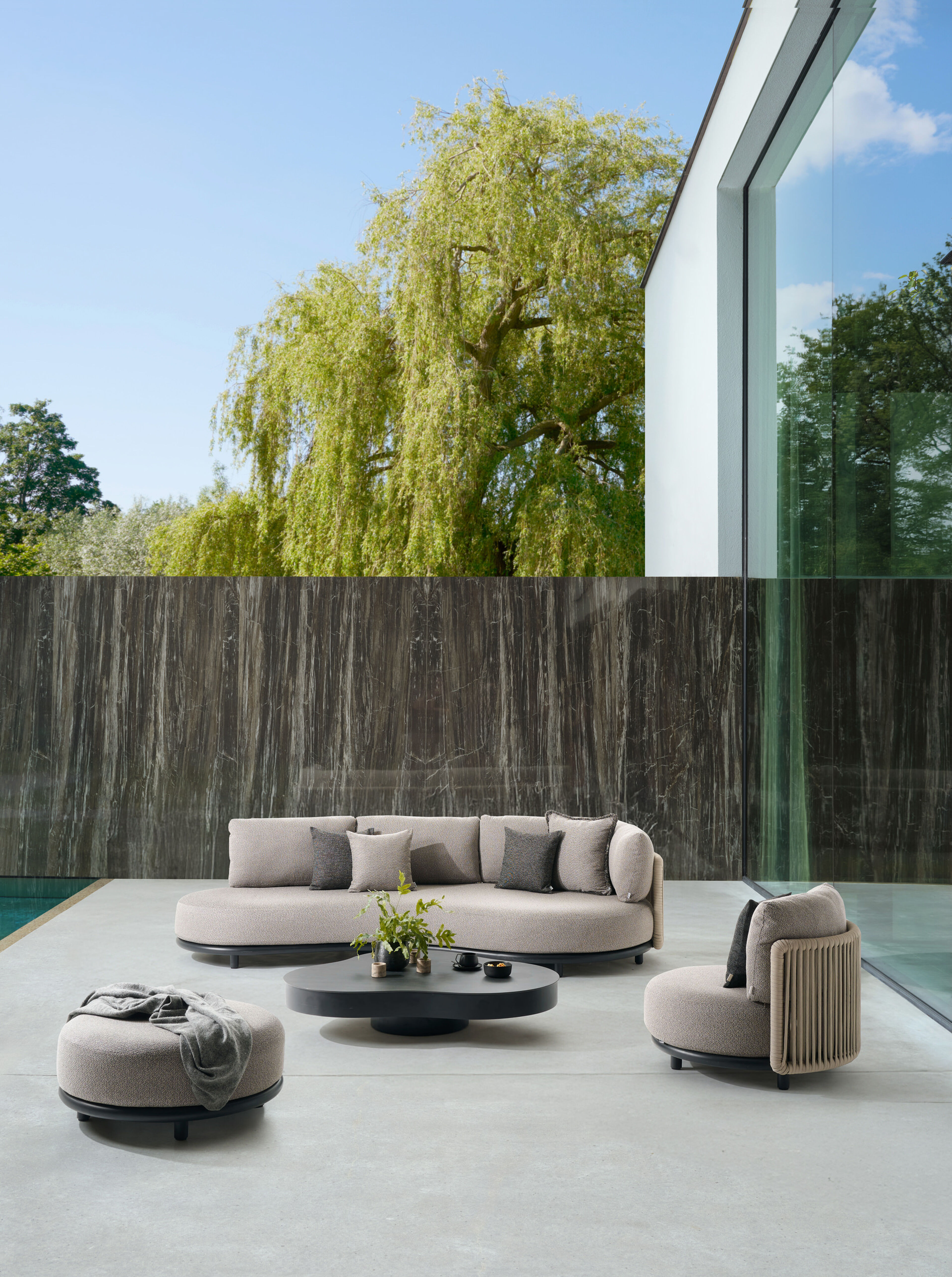 Lomano loungeset in zwart aluminium en beige verticaal geweven luxe vlakke rope met Wander Granite all weather sunbrella® luxe