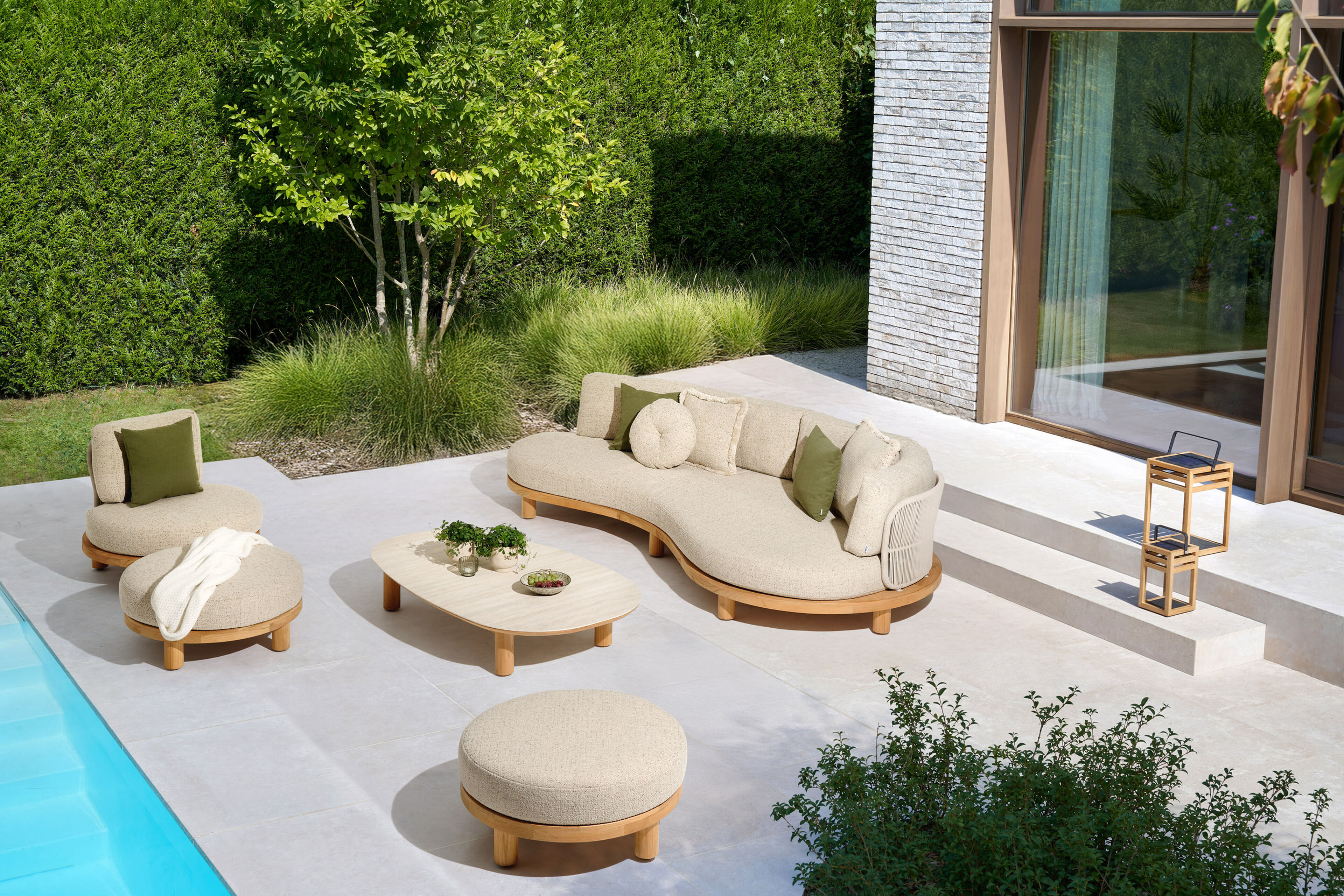 Donato loungebank in teak met chartres pewter all weather sunbrella® luxe kussen