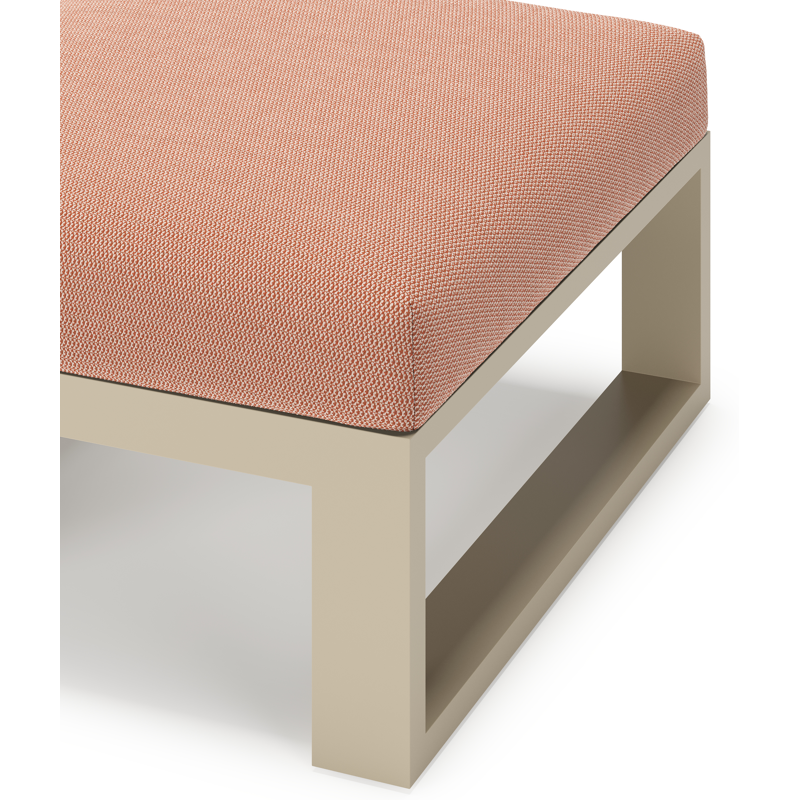 Pouf Verato en aluminium beige et coussin en all weather sunbrella® luxe lopi fawn