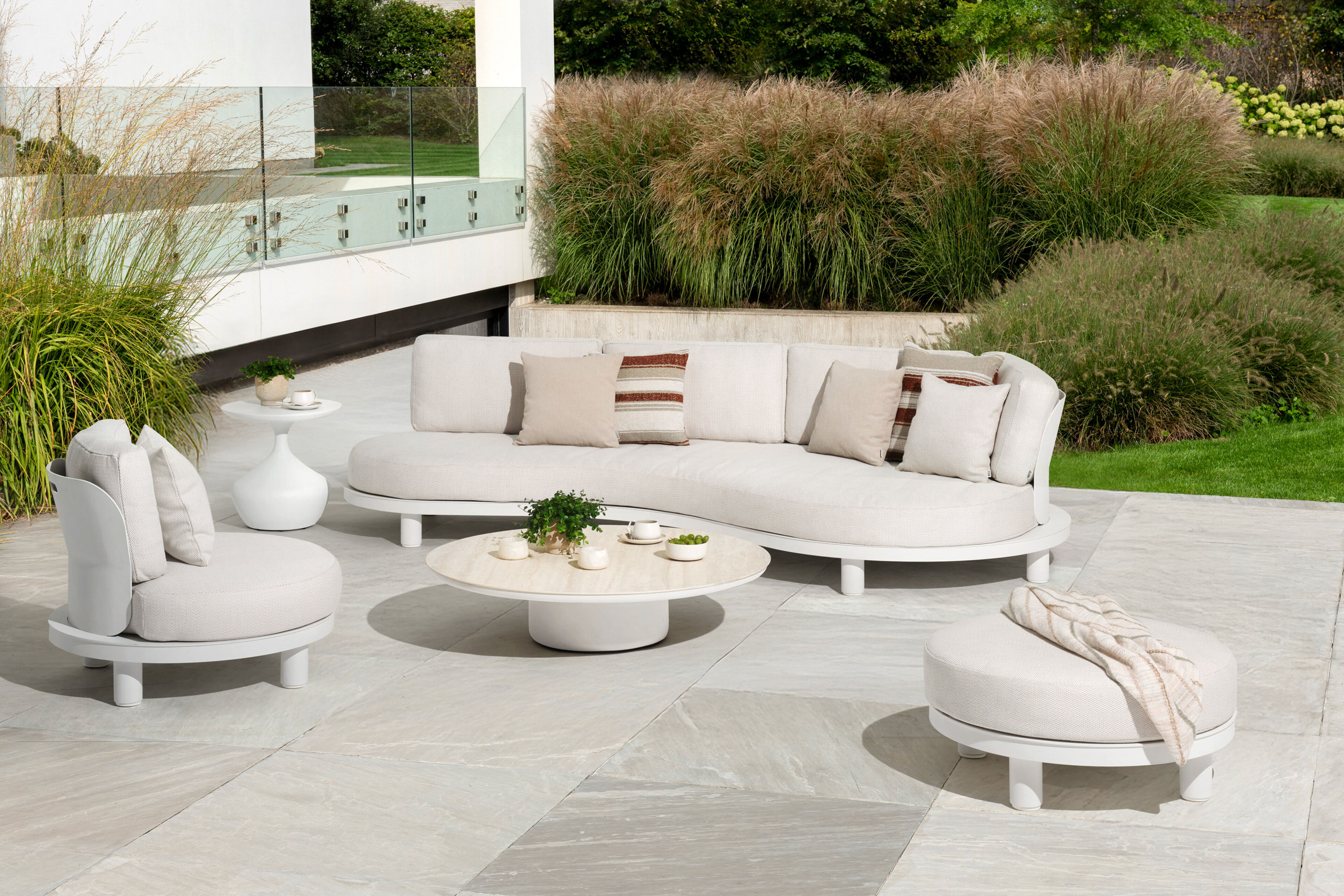 Donato loungebank in wit aluminium met chartres pewter all weather sunbrella® luxe kussen
