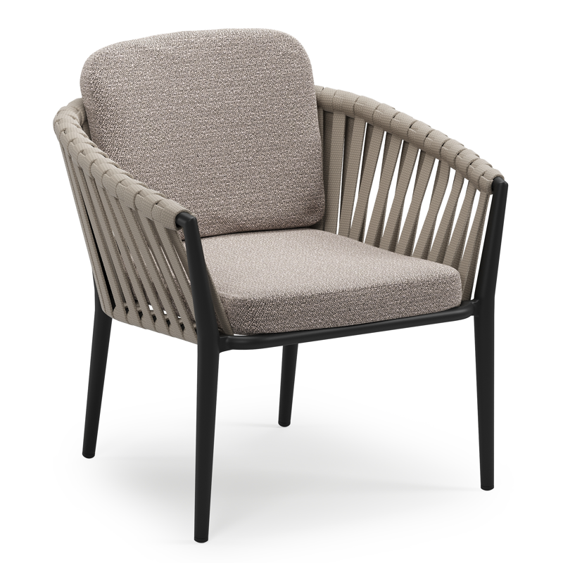 Orso tuinstoel low dining in zwart aluminium en beige verticaal geweven luxe vlakke brede rope met stoelkussen in All Weather Sunbrella® Luxe Wander Granite