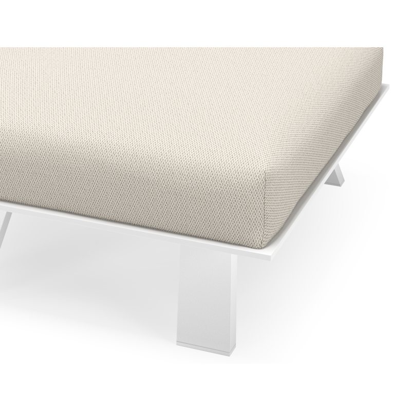 Pouf Cesano en aluminium blanc avec coussin en All Weather Sunbrella® luxe lopi marble