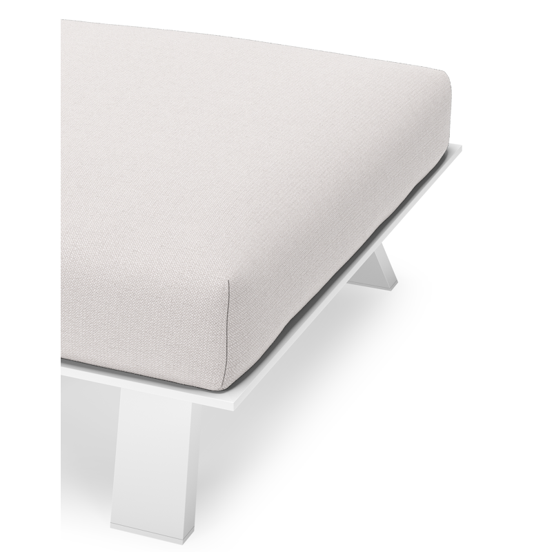 Pouf Cesano en aluminium blanc et coussin en all weather Sunbrella® luxe savane whisper