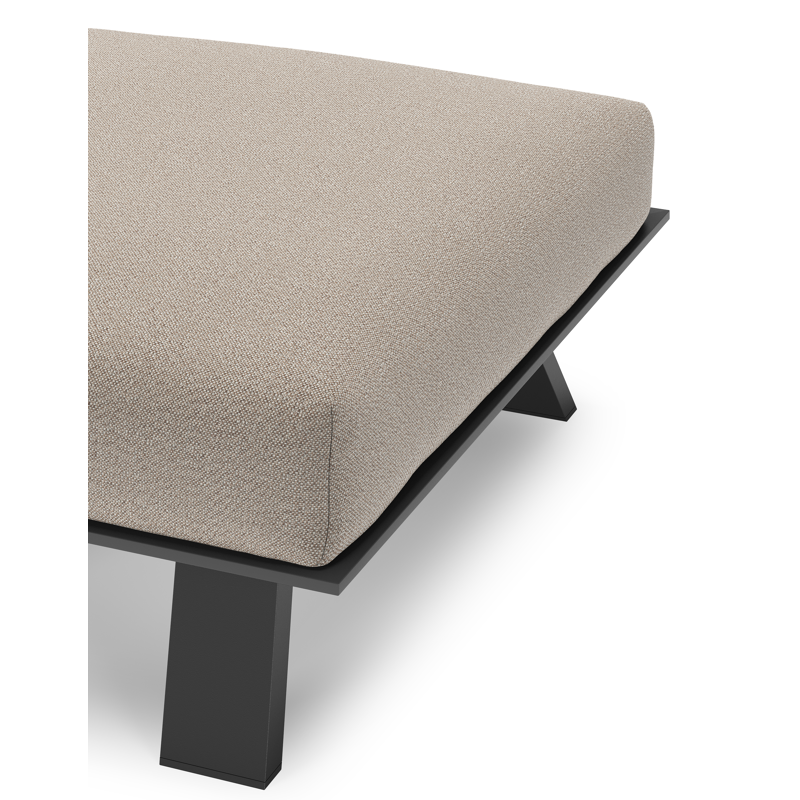 Cesano poef in zwart aluminium met savane coconut all weather Sunbrella® luxe kussen