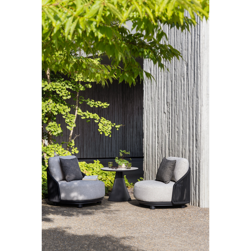 Vadelo loungestoel in zwart aluminium en zwart verticaal geweven ronde rope met chartres pewter all weather sunbrella® luxe kussen
