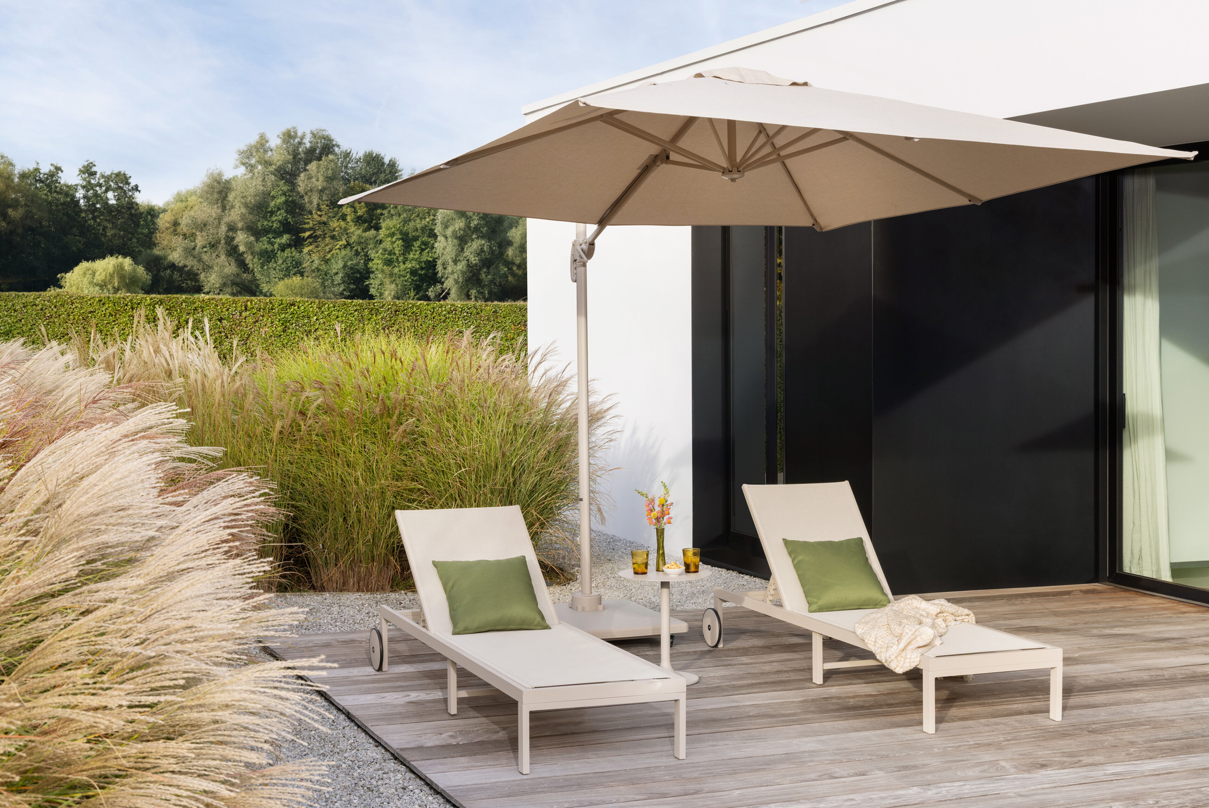 Calpe zweefparasol in beige aluminium en beige Weather+ Softtouch parasoldoek - L1 270 x L2 270 cm met Calpe parasolvoet 70 kg met wielen