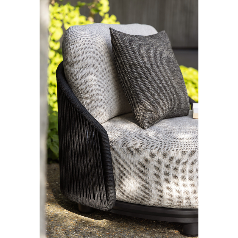 Vadelo loungestoel in zwart aluminium en zwart verticaal geweven ronde rope met chartres pewter all weather sunbrella® luxe kussen