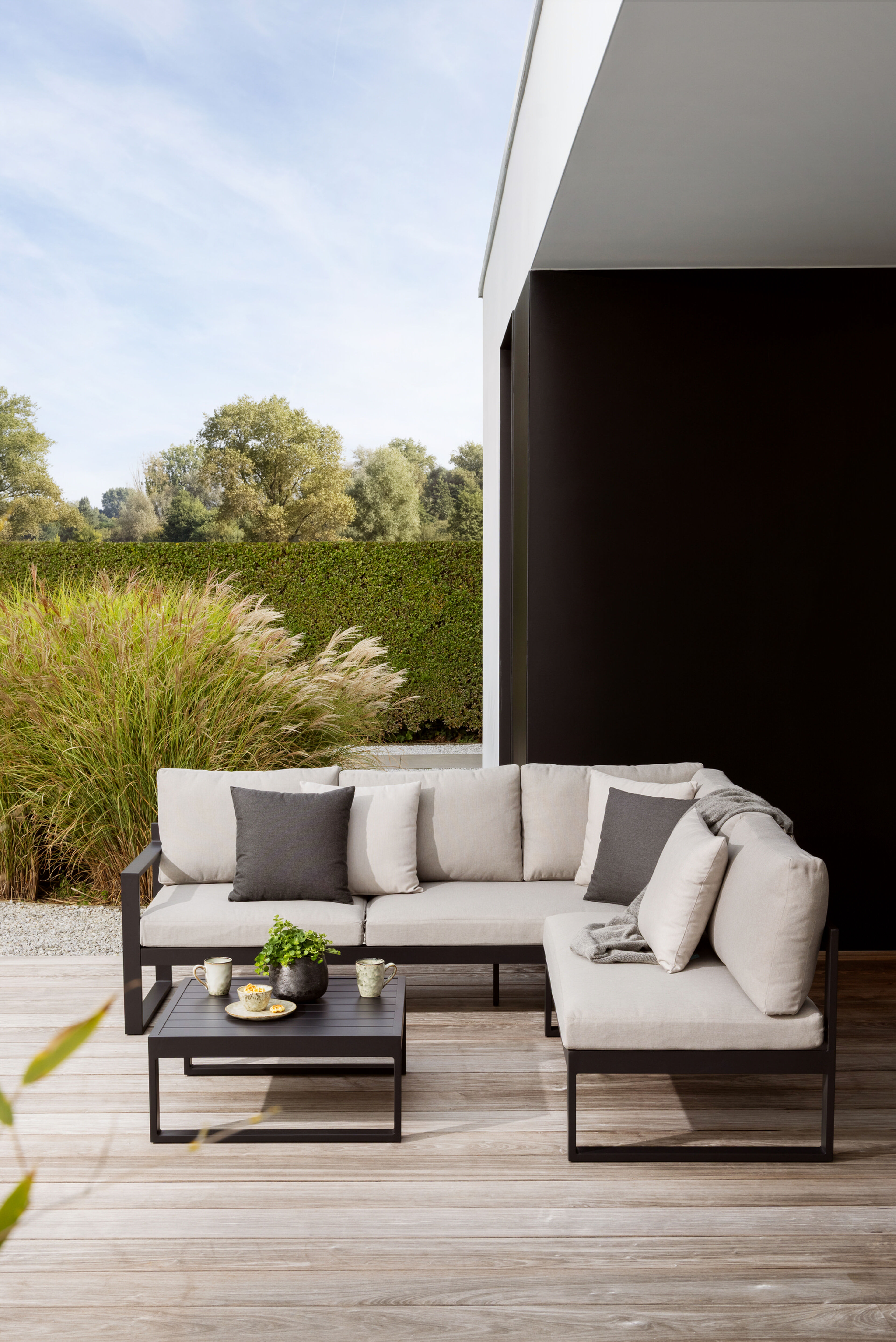 Salon de jardin d'angle Caldela en aluminium noir et coussins en weather+ softtouch beige