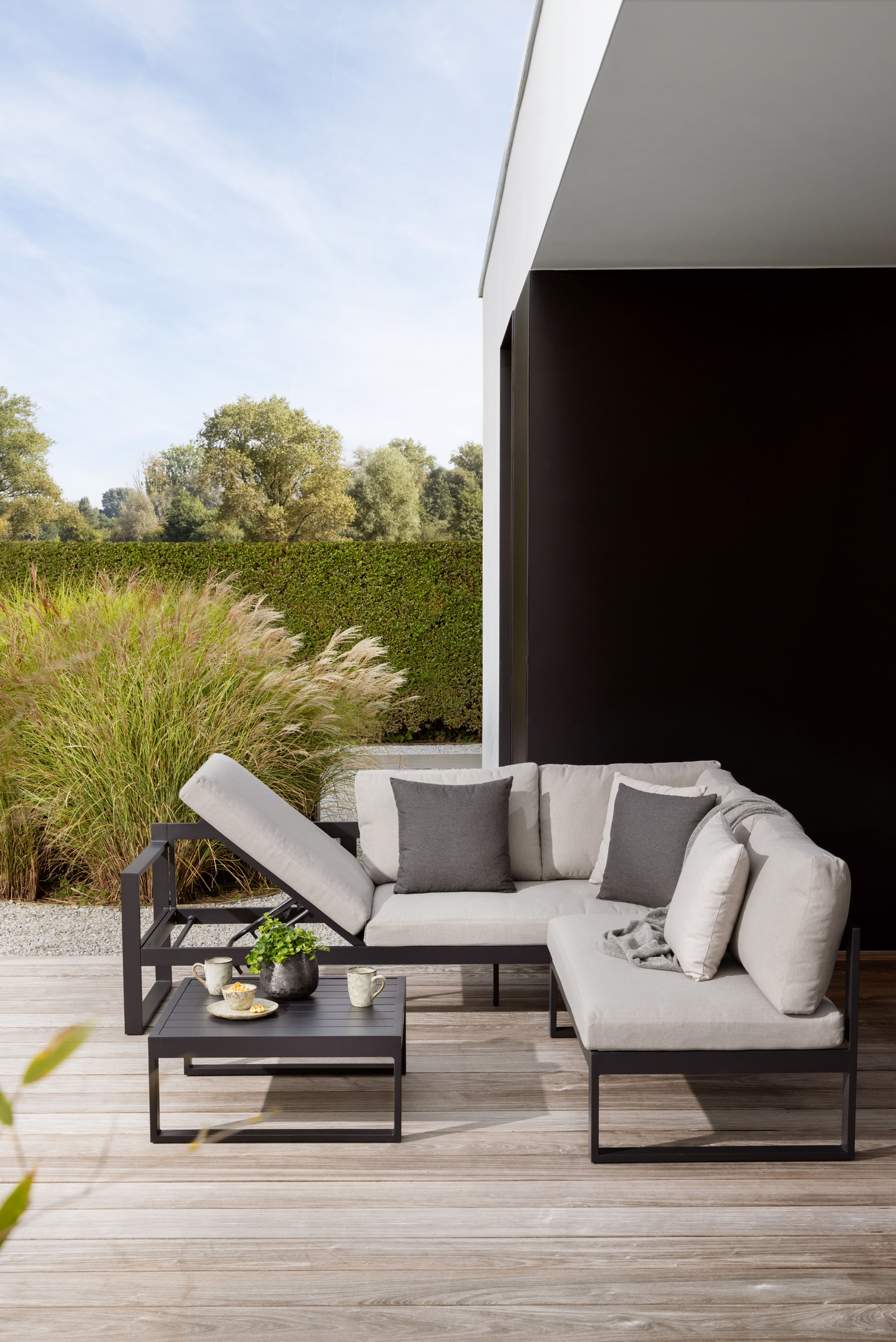 Salon de jardin d'angle Caldela en aluminium noir et coussins en weather+ softtouch beige