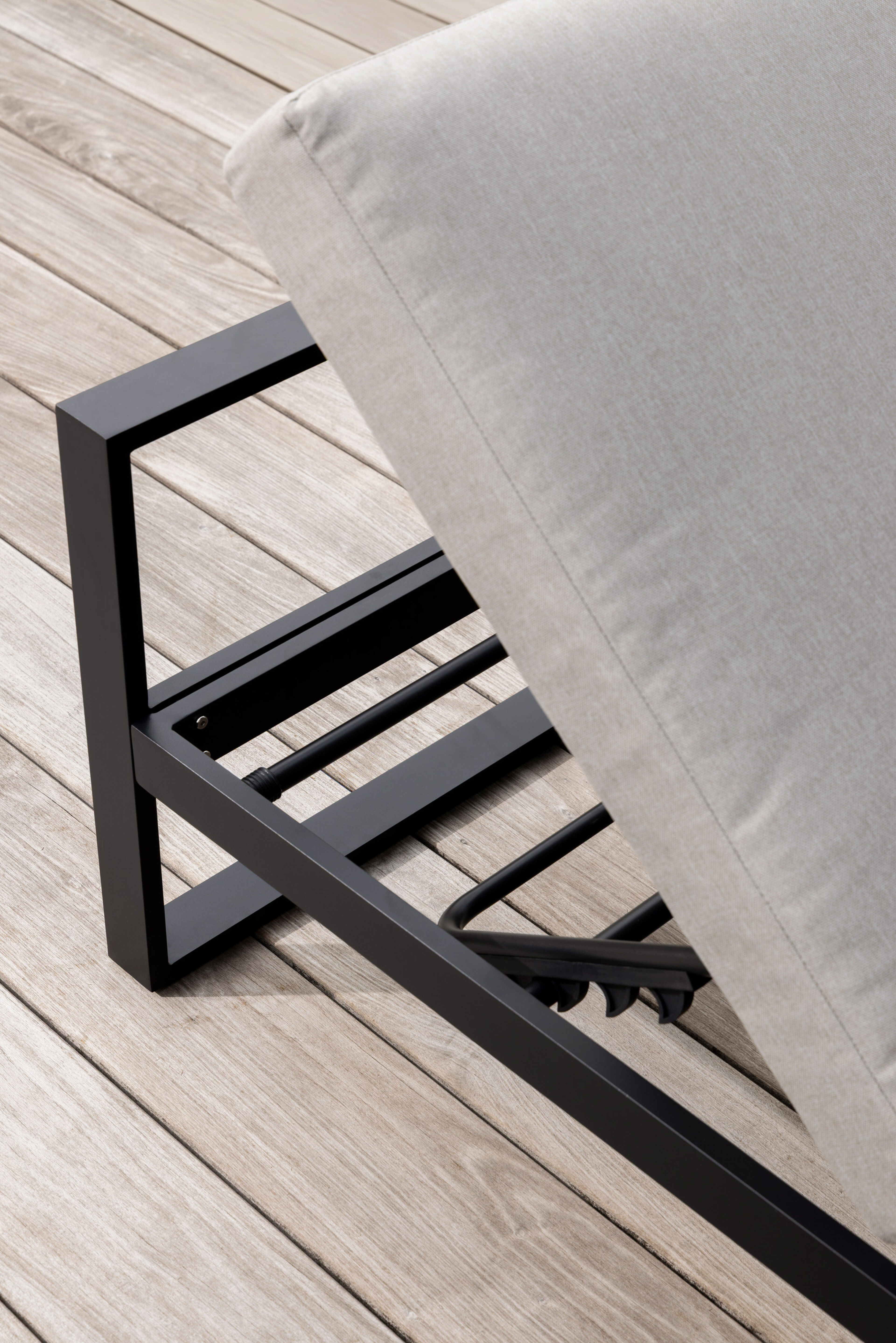 Salon de jardin d'angle Caldela en aluminium noir et coussins en weather+ softtouch beige