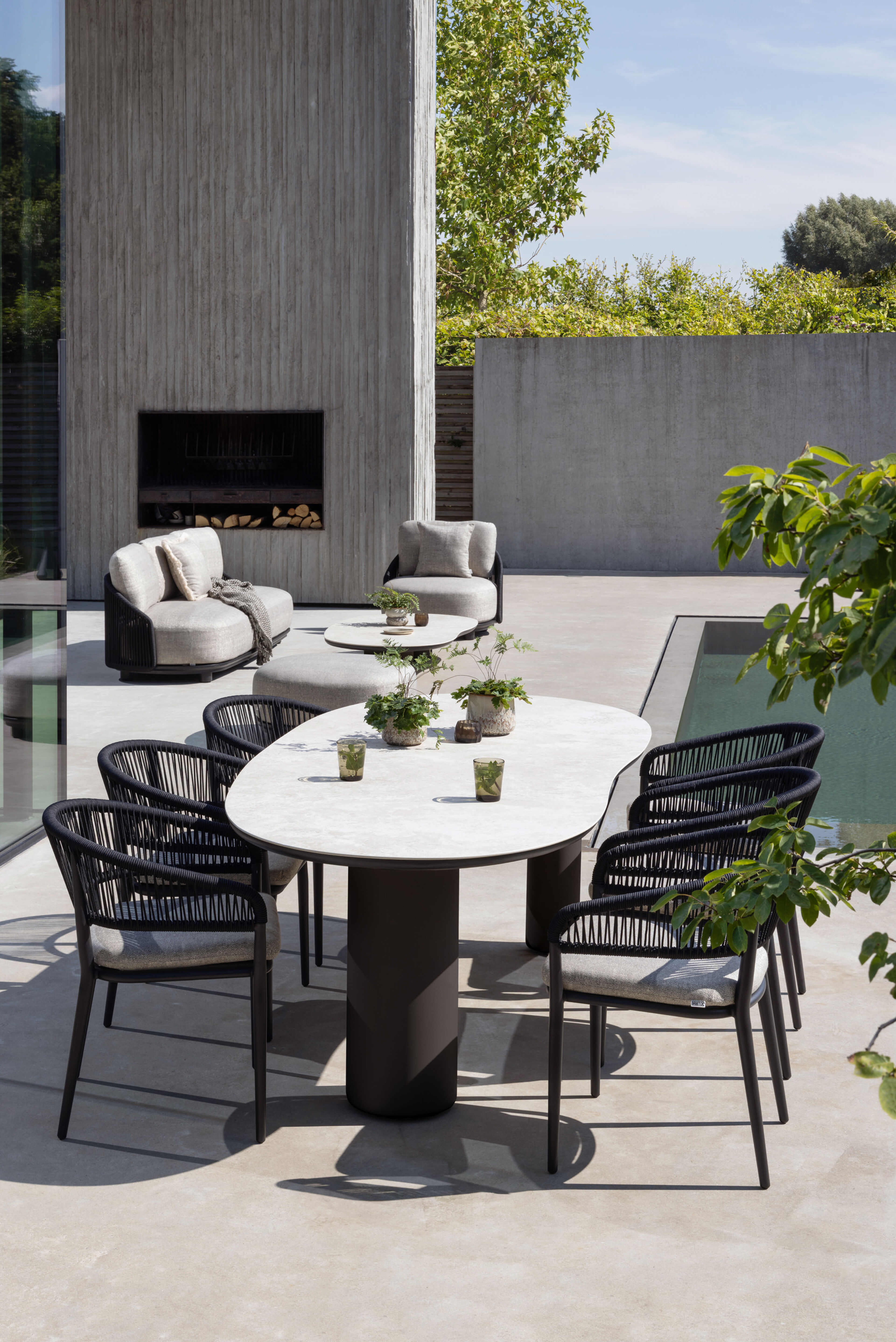 Table de jardin Fano ronde en aluminium noir et teck - Diam. 110 x Haut. 75 cm