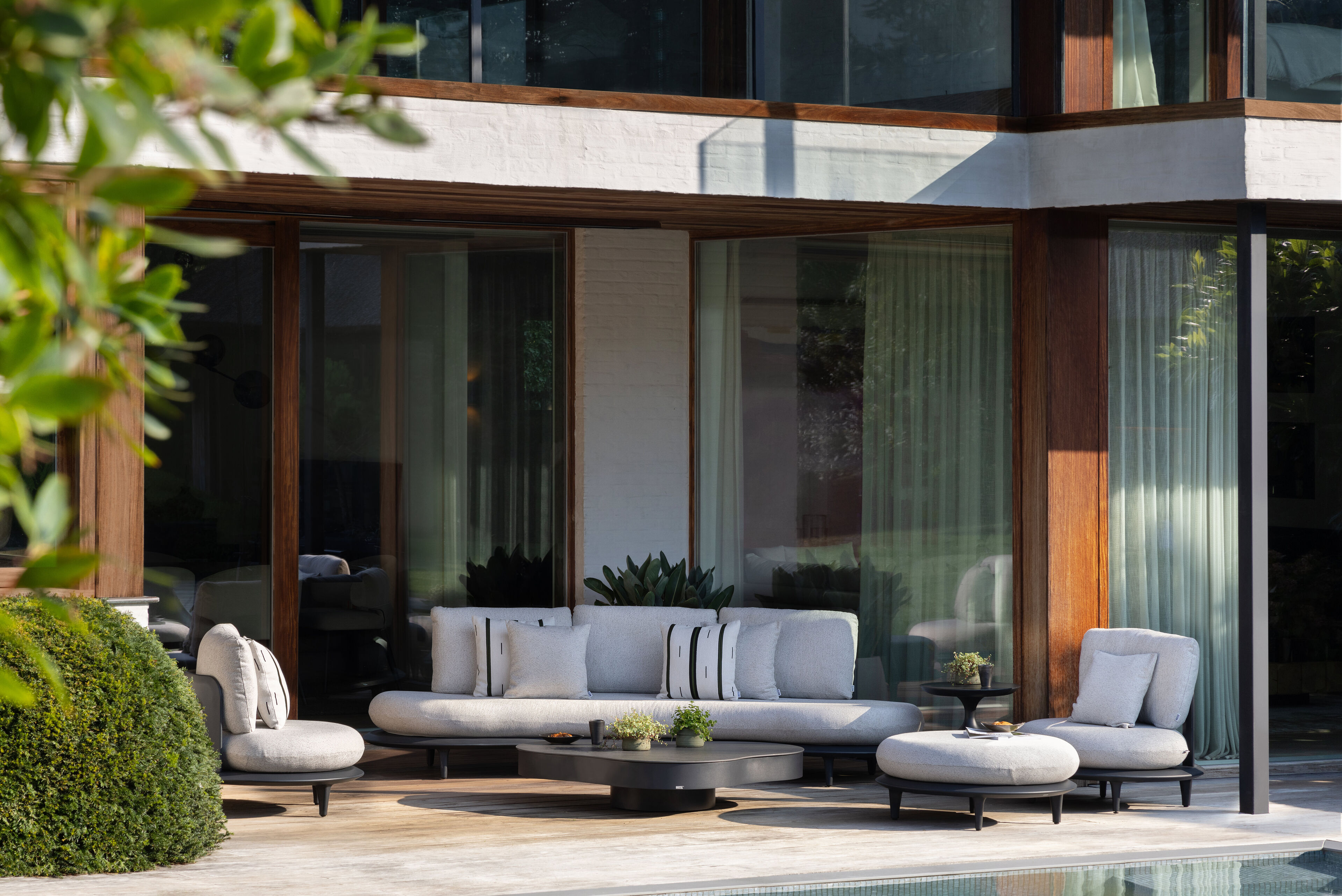 Bomero loungebank in zwart aluminium met firenze sand all weather solica kussen