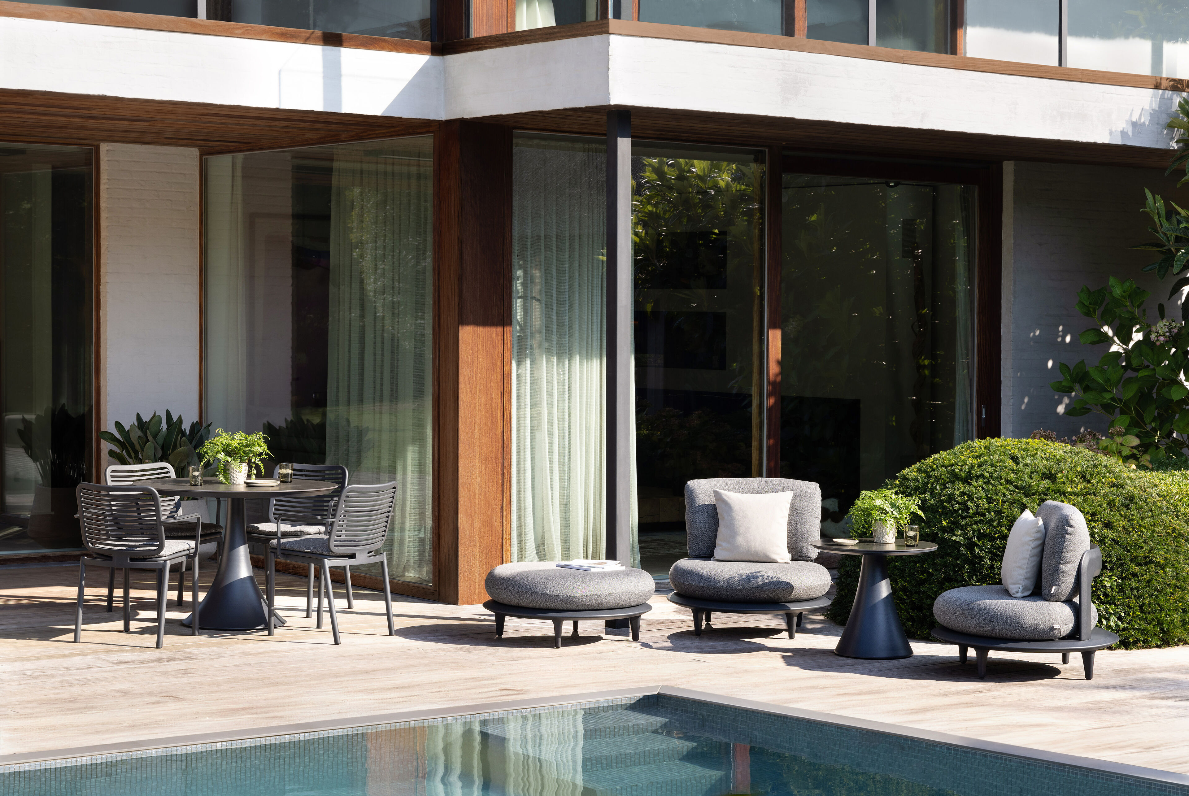 Fauteuil de jardin Bomero en aluminium noir et coussins en all weather solica firenze sand