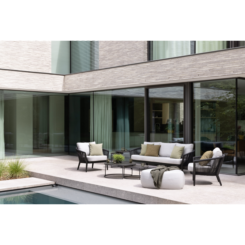 Orso loungebank in zwart aluminium en zwart verticaal geweven ronde rope met Marbella Beige all weather cosytica kussen
