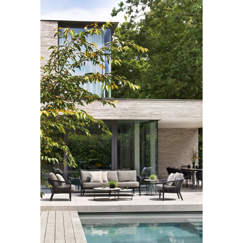 Orso loungeset in zwart aluminium en zwart verticaal geweven ronde rope met Wander Gobi all weather sunbrella® luxe kussen