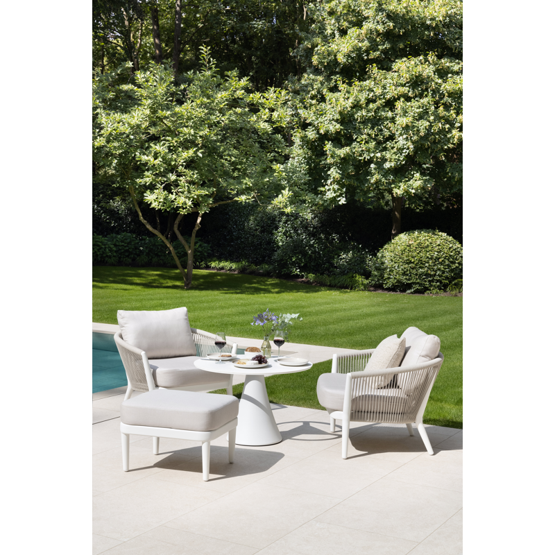 Orso poef in wit aluminium met Catania Greige all weather cosytica kussen