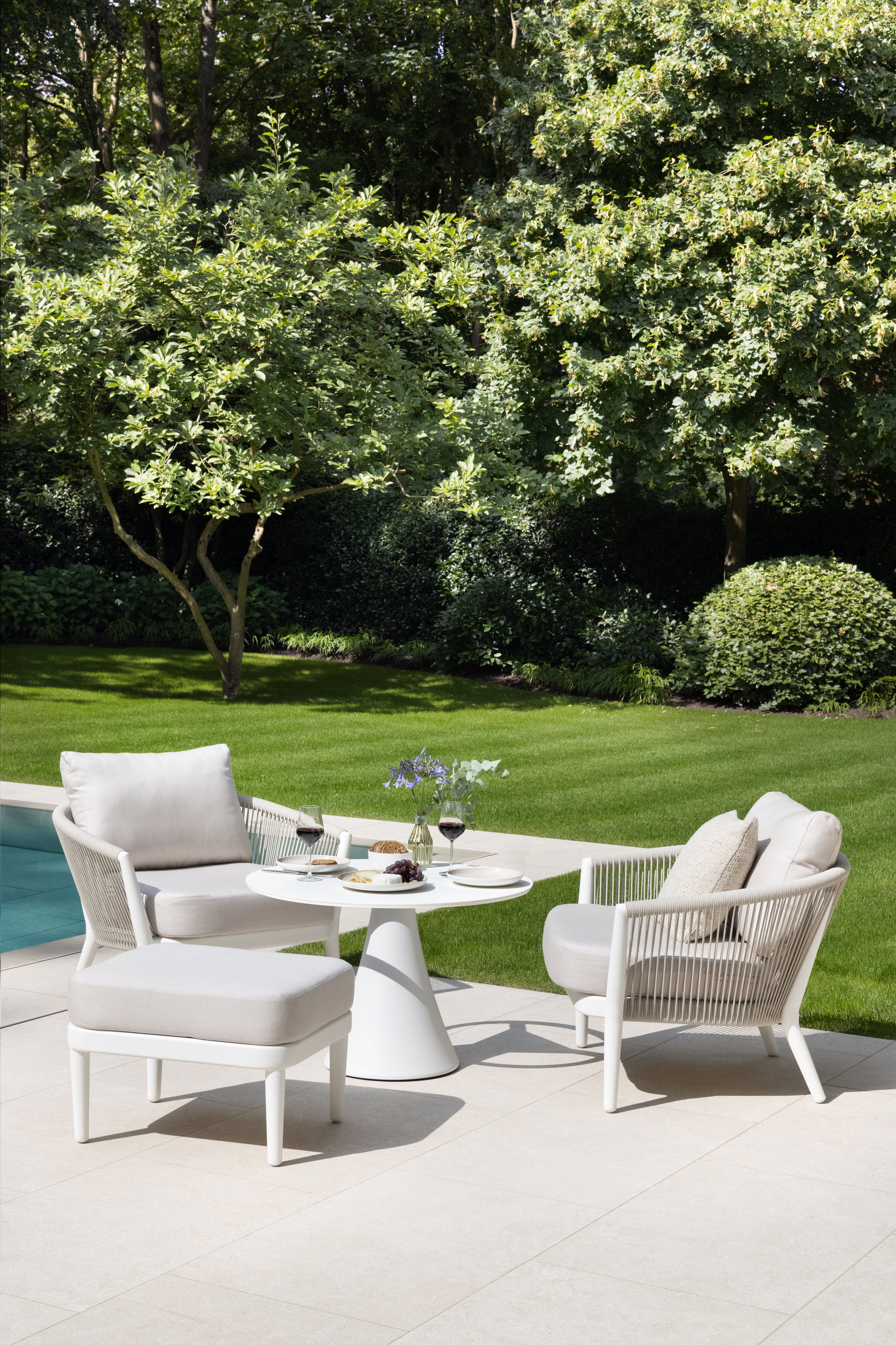 Orso loungestoel 1-zit in wit aluminium en beige verticaal geweven ronde rope met natte linen chalk all weather sunbrella® luxe kussen
