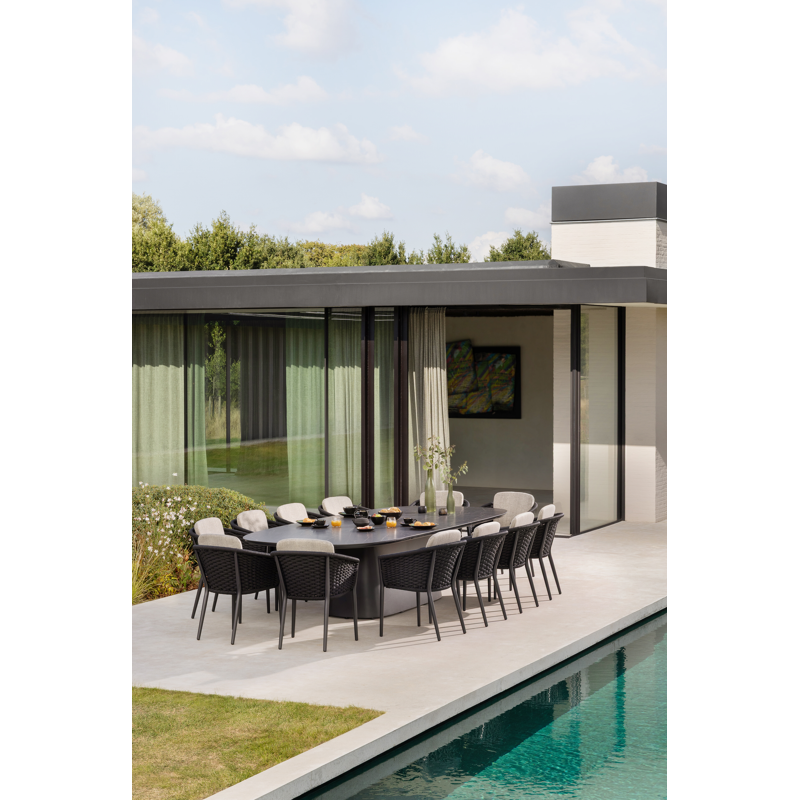 Orso stapelbare tuinstoel in zwart aluminium en zwart horizontaal geweven ronde rope met stoelkussen in All Weather Sunbrella® Luxe Natte Linen Chalk