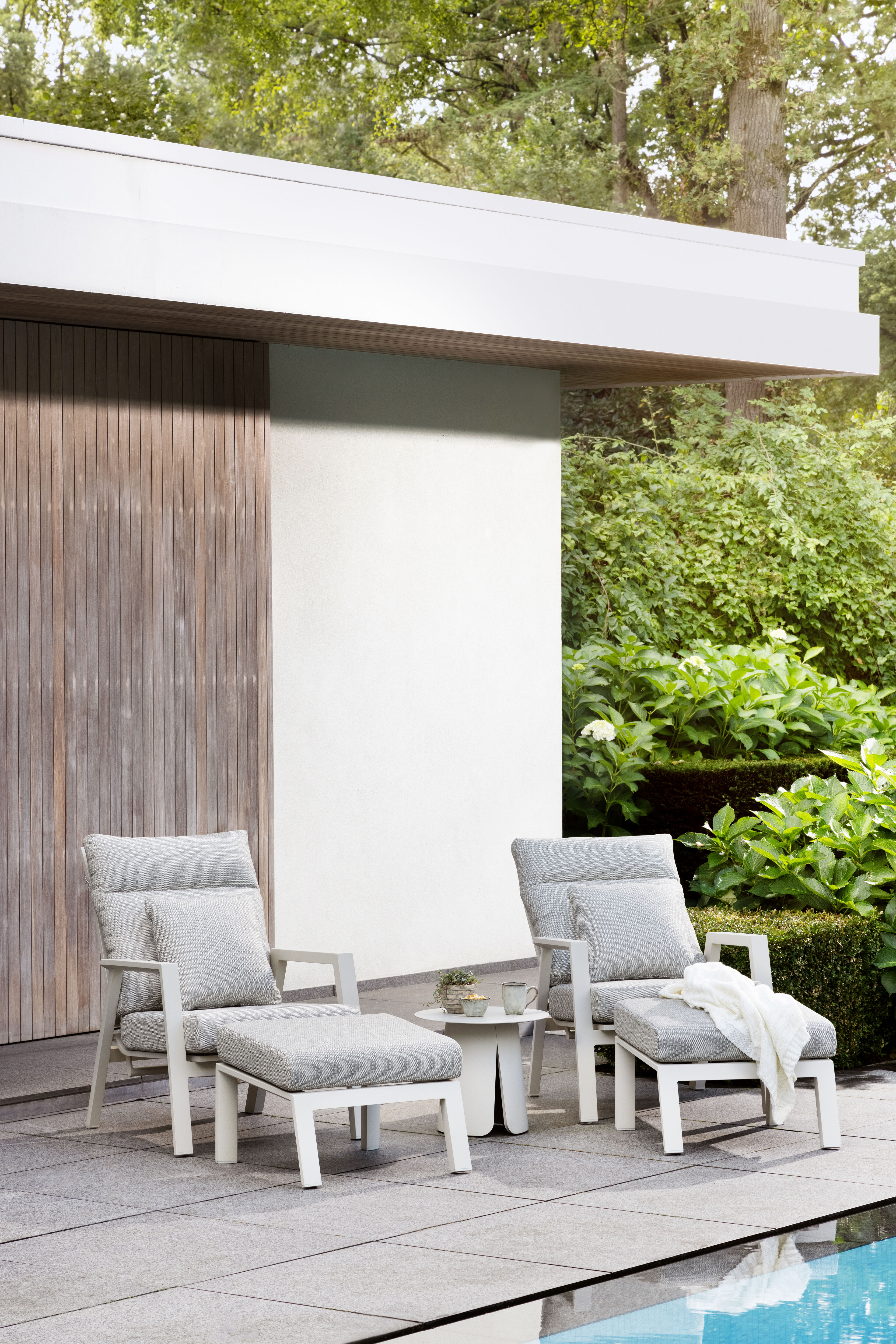 Avila loungestoel 1-zit + poef in beige aluminium met twilight granite weather+ softtouch kussen