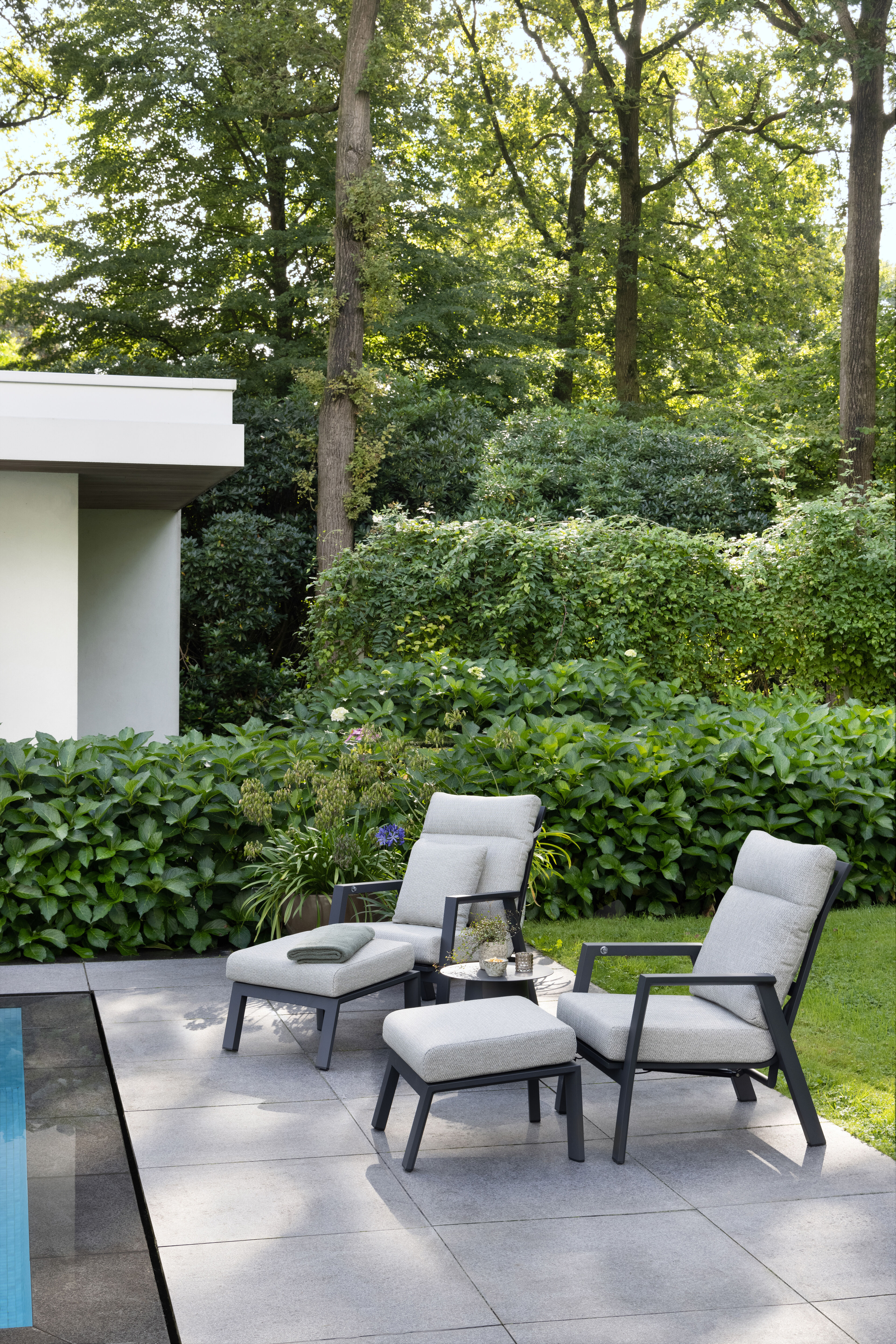 Avila loungestoel 1-zit + poef in zwart aluminium met twilight granite weather+ softtouch kussen
