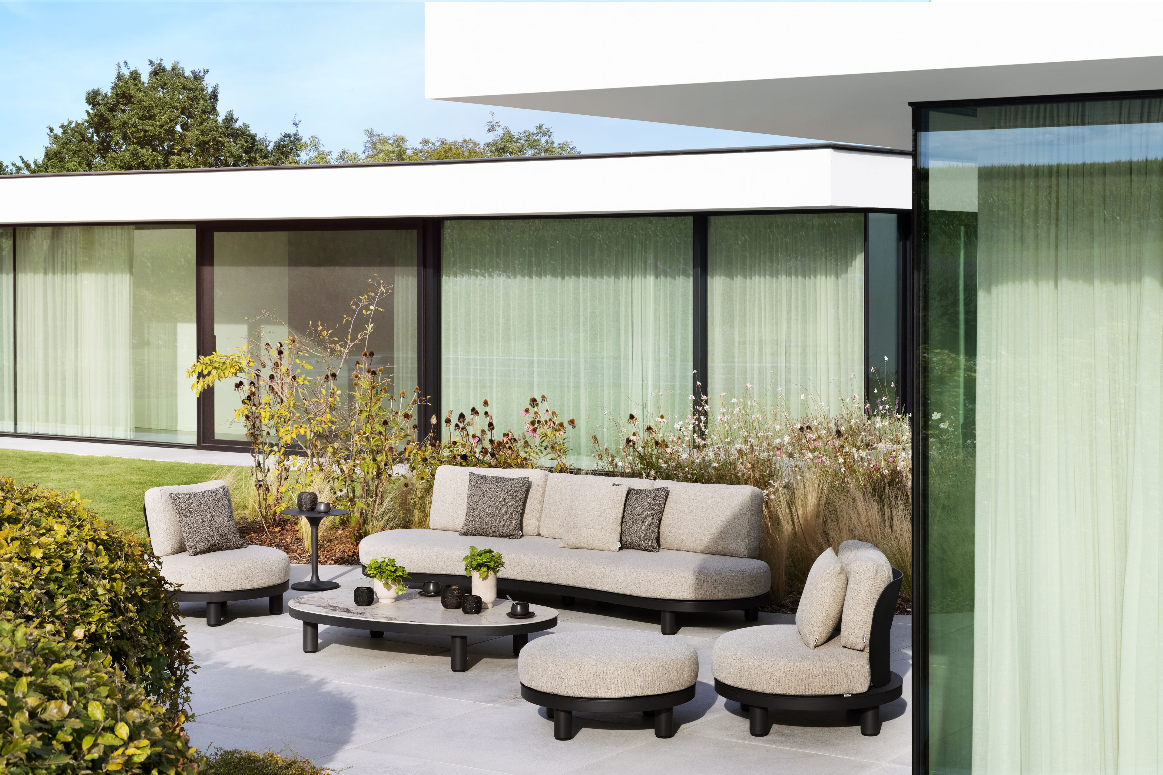 Donato organische loungebank 3-zit in zwart aluminium met marbella beige all weather Casettica kussen