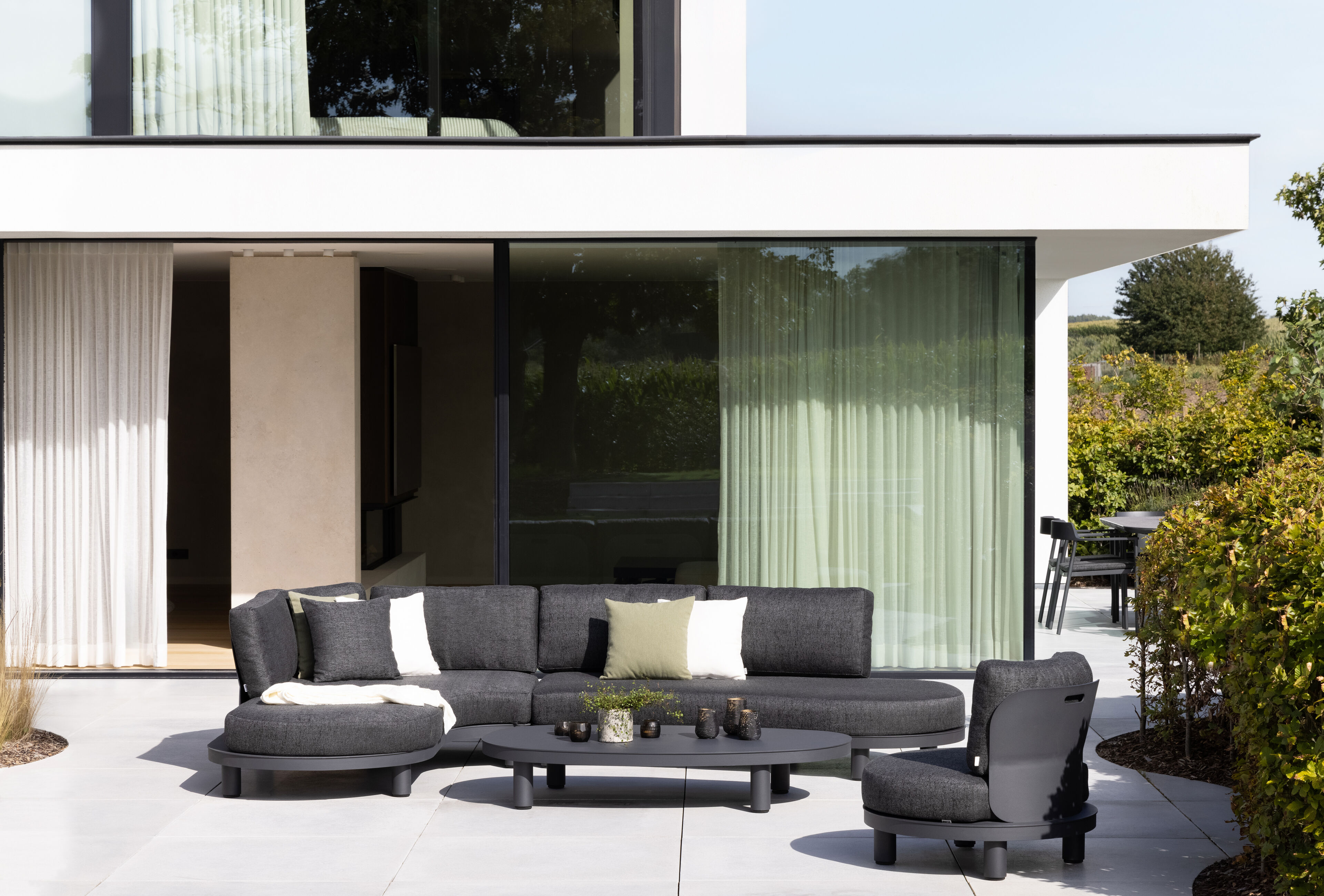 Salon de jardin d'angle Donato en aluminium noir et coussins en all weather cosytica Marbella Beige