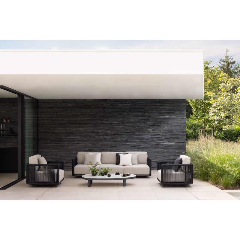 Canapé de jardin Organo en aluminium noir et corde luxe plate tissée verticalement noir et coussin en all weather Cosytica marbella ecru