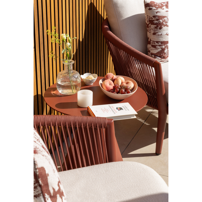Orso loungestoel in ruby aluminium en ruby verticaal geweven ronde rope met Heritage Papyrus all weather sunbrella® luxe kussen
