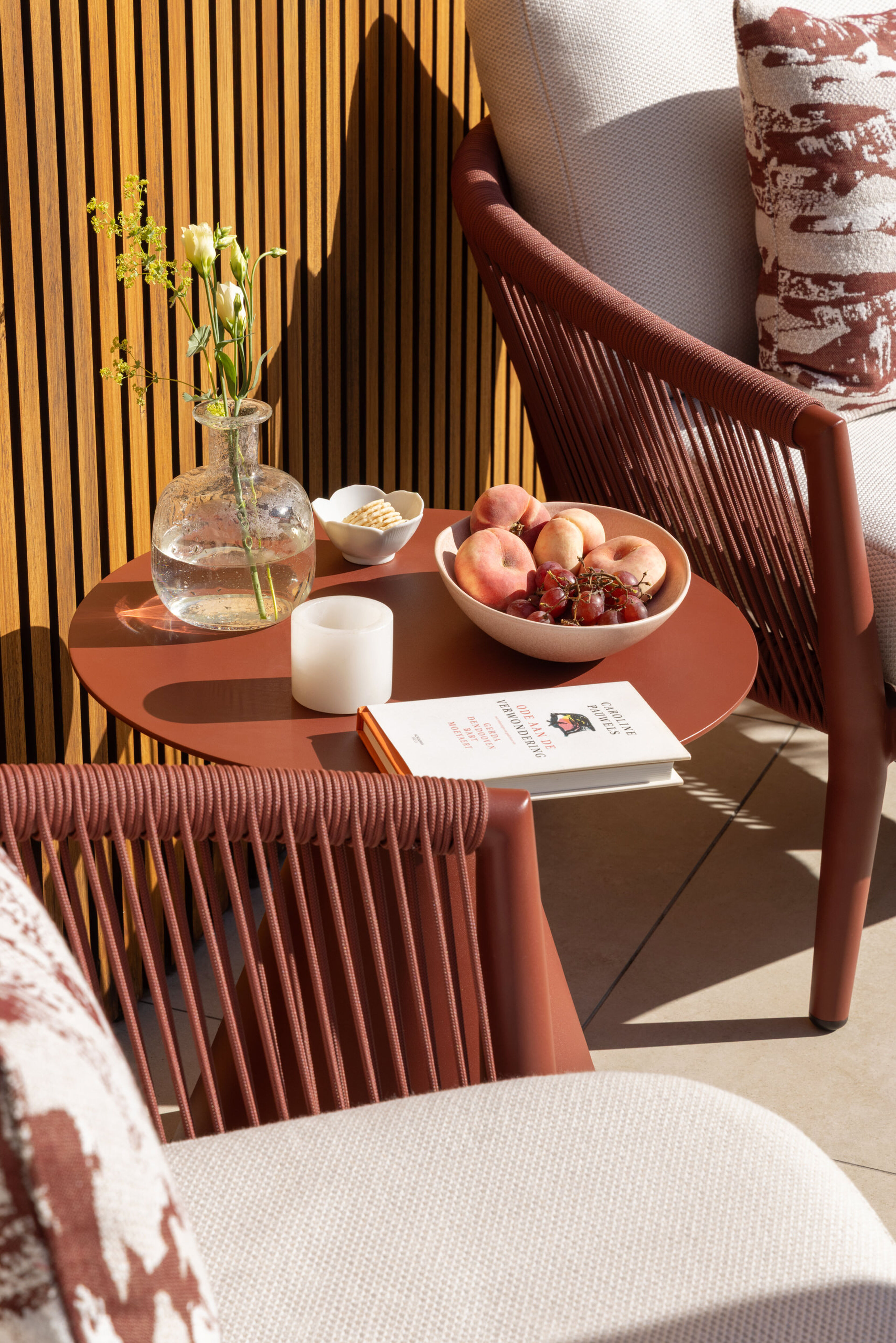 Orso loungestoel in ruby aluminium en ruby verticaal geweven ronde rope met Bora Jungle all weather cosytica kussen