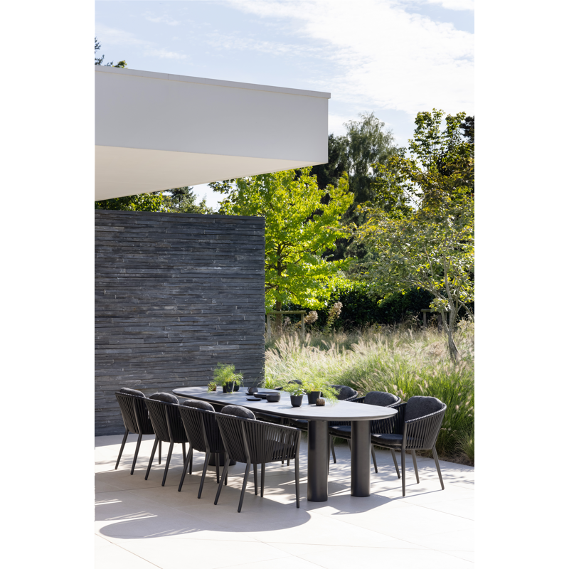 Orso tuinstoel in zwart aluminium en zwart verticaal geweven vlakke rope met kussen in chartres sooty all weather sunbrella® luxe