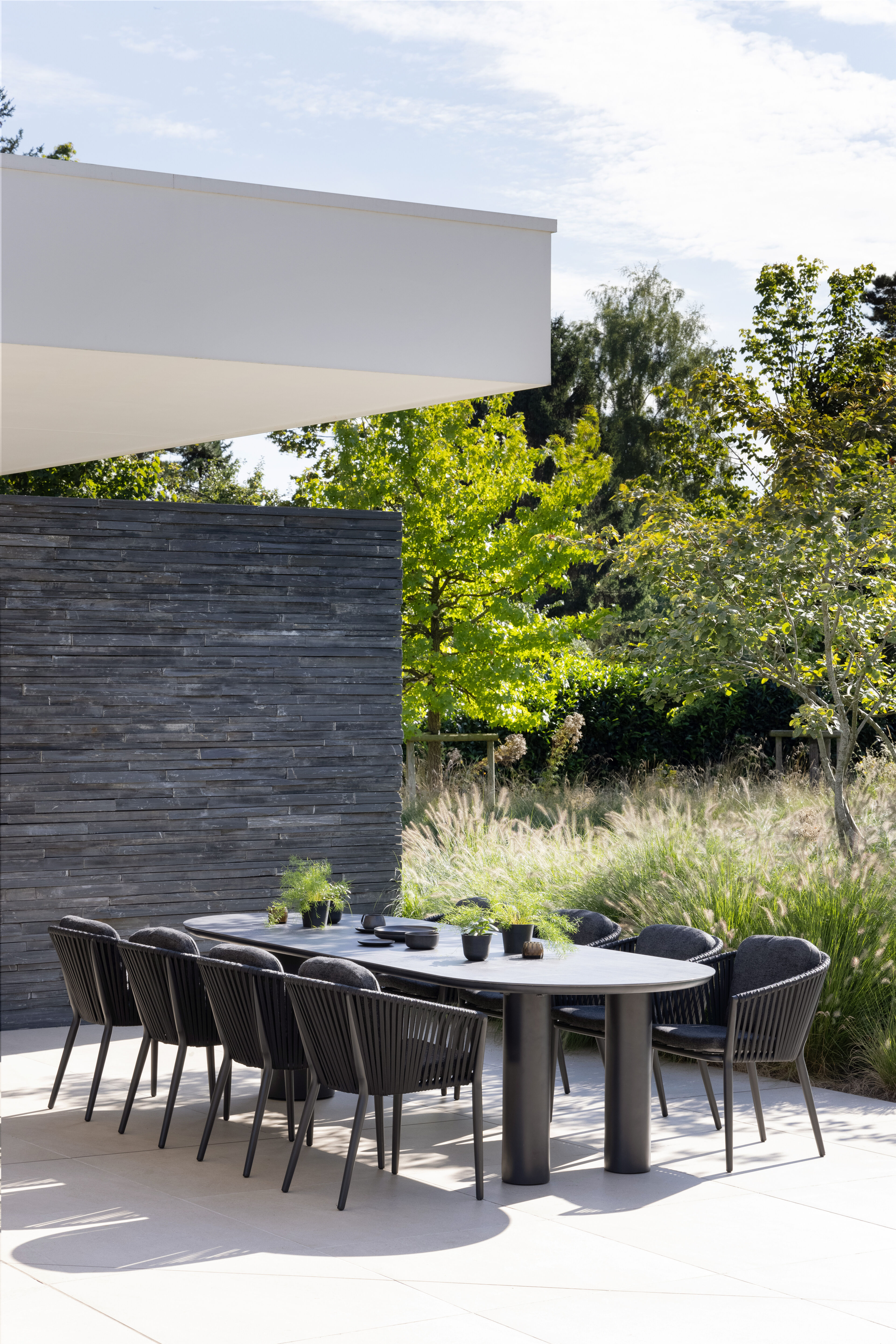 Table de jardin Organo oval en aluminium noir et teck - Lg. 300 x Lrg. 110 x Haut. 74 cm