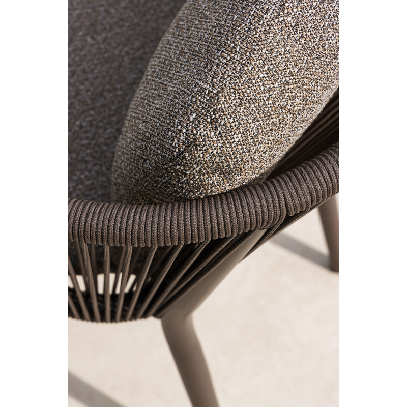 Orso stapelbare tuinstoel in taupe aluminium en taupe verticaal geweven ronde rope met stoelkussen in All Weather Sunbrella® Luxe Savane Coconut