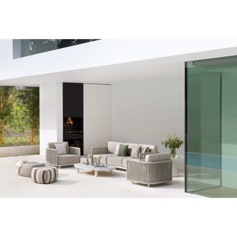 Salon de jardin Organo en aluminium blanc et corde luxe plate tissée verticalement beige et coussin en all weather Cosytica marbella ecru