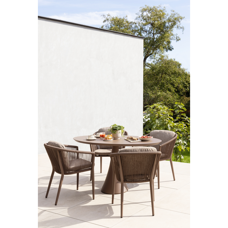 Orso stapelbare tuinstoel in taupe aluminium en taupe verticaal geweven ronde rope met stoelkussen in All Weather Sunbrella® Luxe Savane Coconut