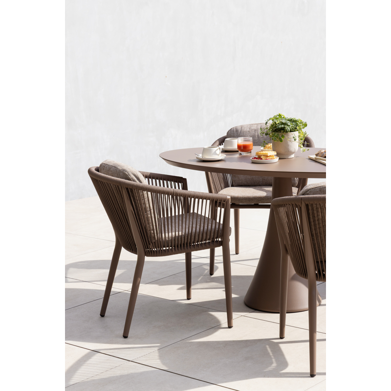 Orso stapelbare tuinstoel in taupe aluminium en taupe verticaal geweven ronde rope met stoelkussen in All Weather Sunbrella® Luxe Savane Coconut