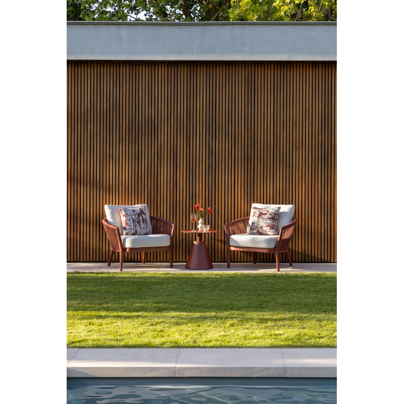 Orso loungestoel in ruby aluminium en ruby verticaal geweven ronde rope met Heritage Papyrus all weather sunbrella® luxe kussen