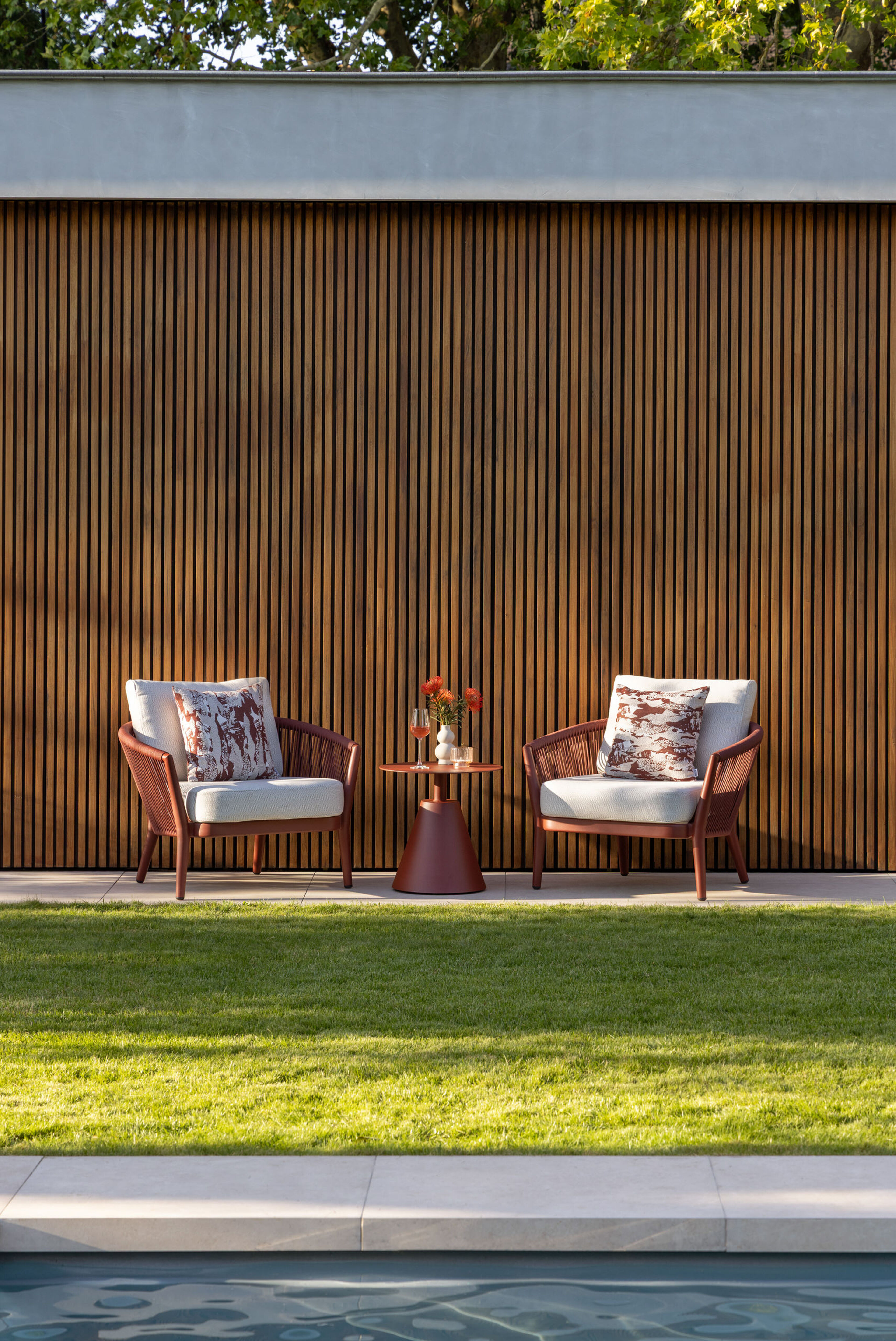 Orso loungestoel in ruby aluminium en ruby verticaal geweven ronde rope met Bora Jungle all weather cosytica kussen