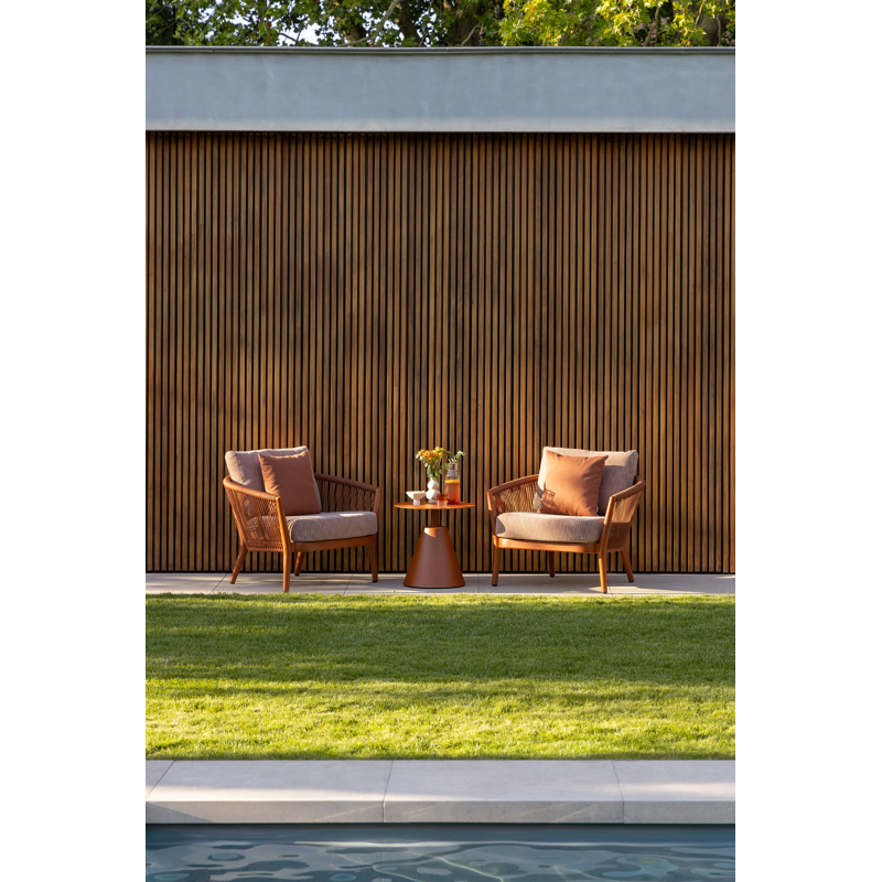 Orso loungestoel in roestbruin aluminium en roestbruin verticaal geweven ronde rope met Slow Alezan all weather sunbrella® luxe kussen