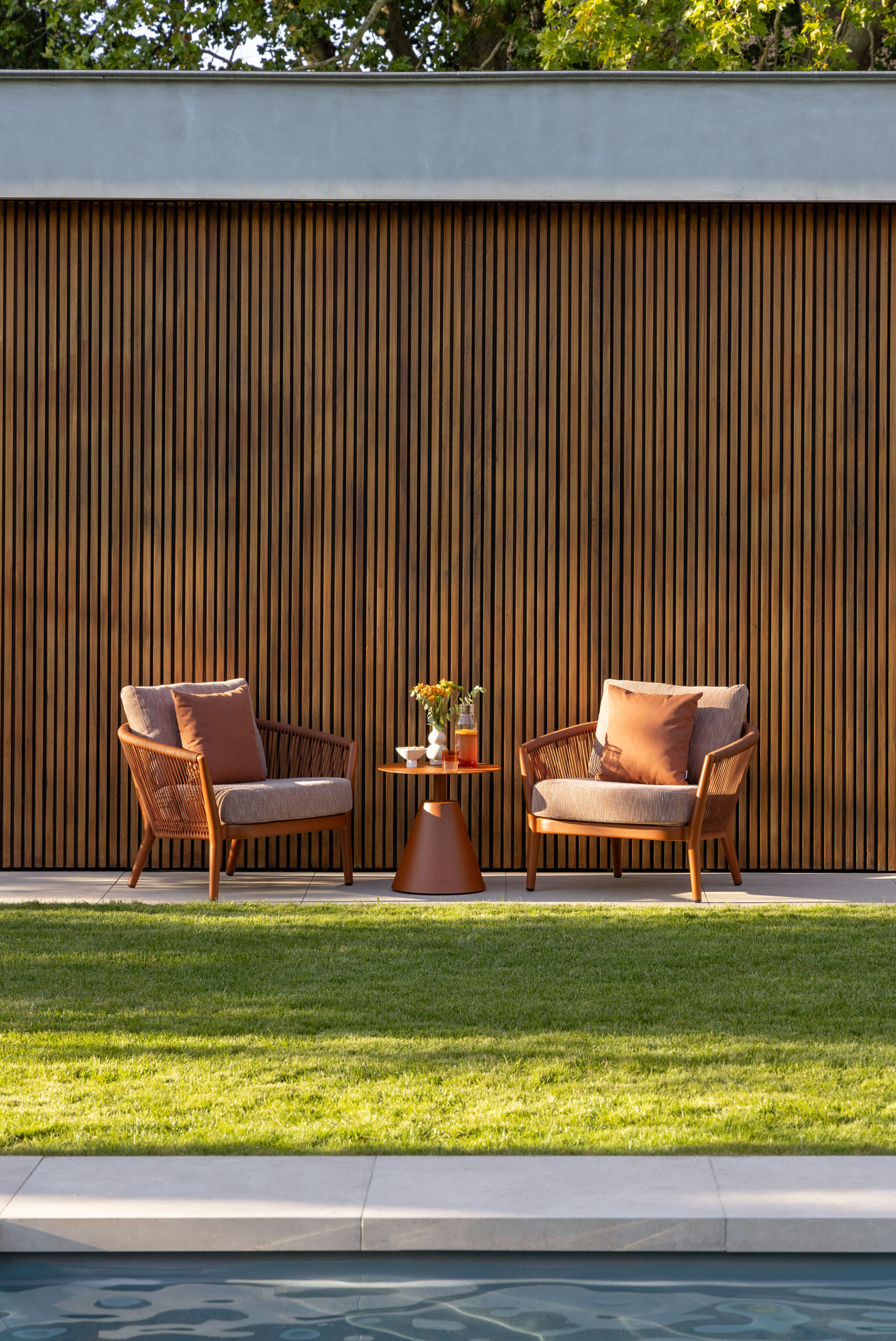 Orso loungestoel in roestbruin aluminium en roestbruin verticaal geweven ronde rope met Slow Alezan all weather sunbrella® luxe kussen
