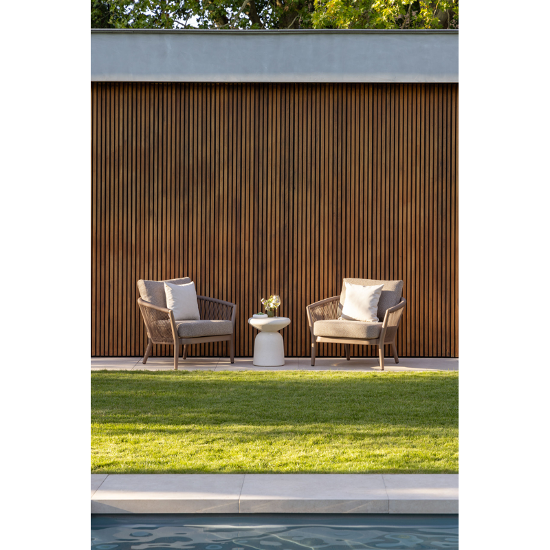 Orso loungestoel in taupe aluminiumen zwart verticaal geweven ronde rope met Firenze Earth all weather solica kussen