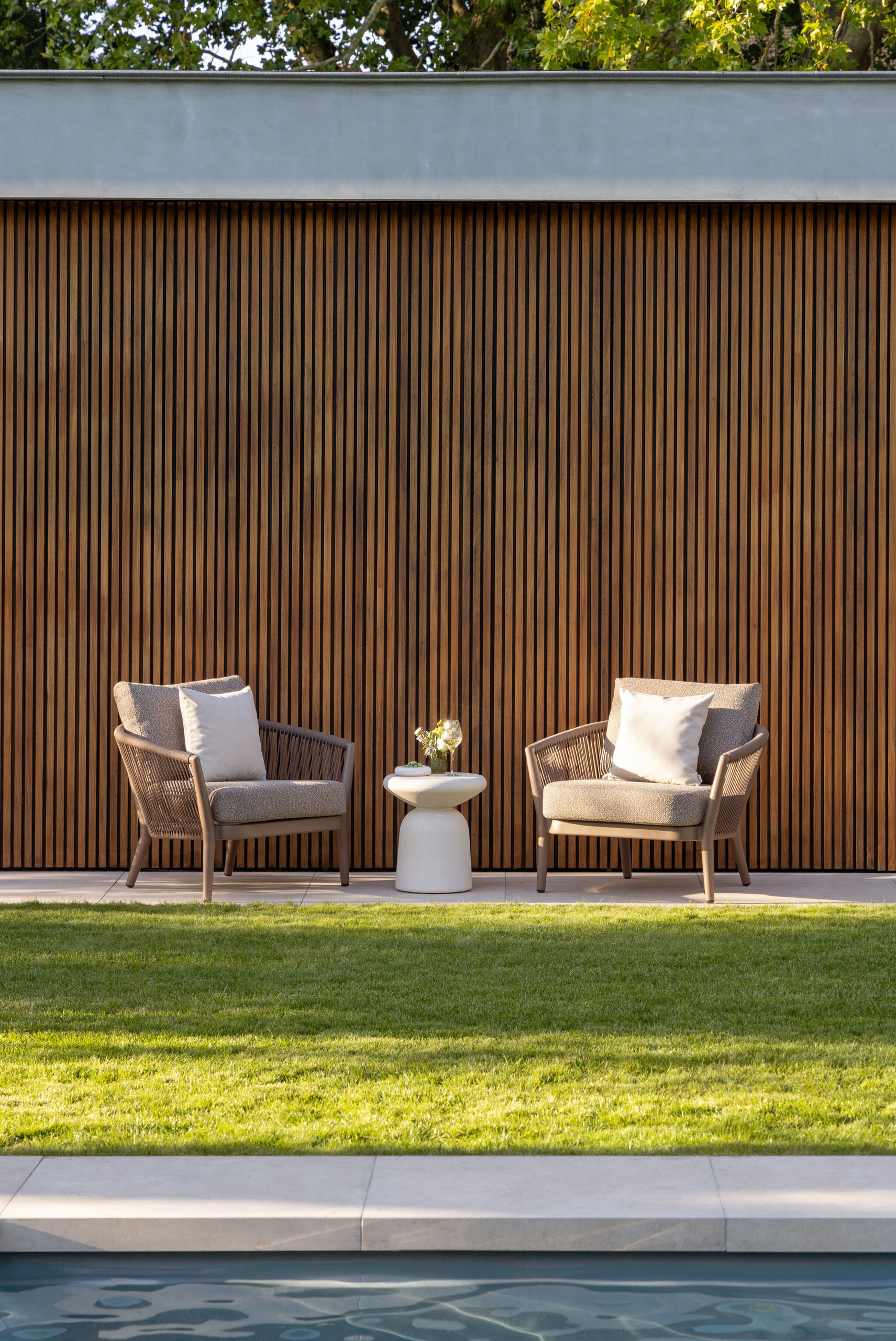 Fauteuil de jardin Orso en aluminium taupe en corde ronde tissée verticalement noir et coussins en all weather sunbrella® luxe Wander Manioc