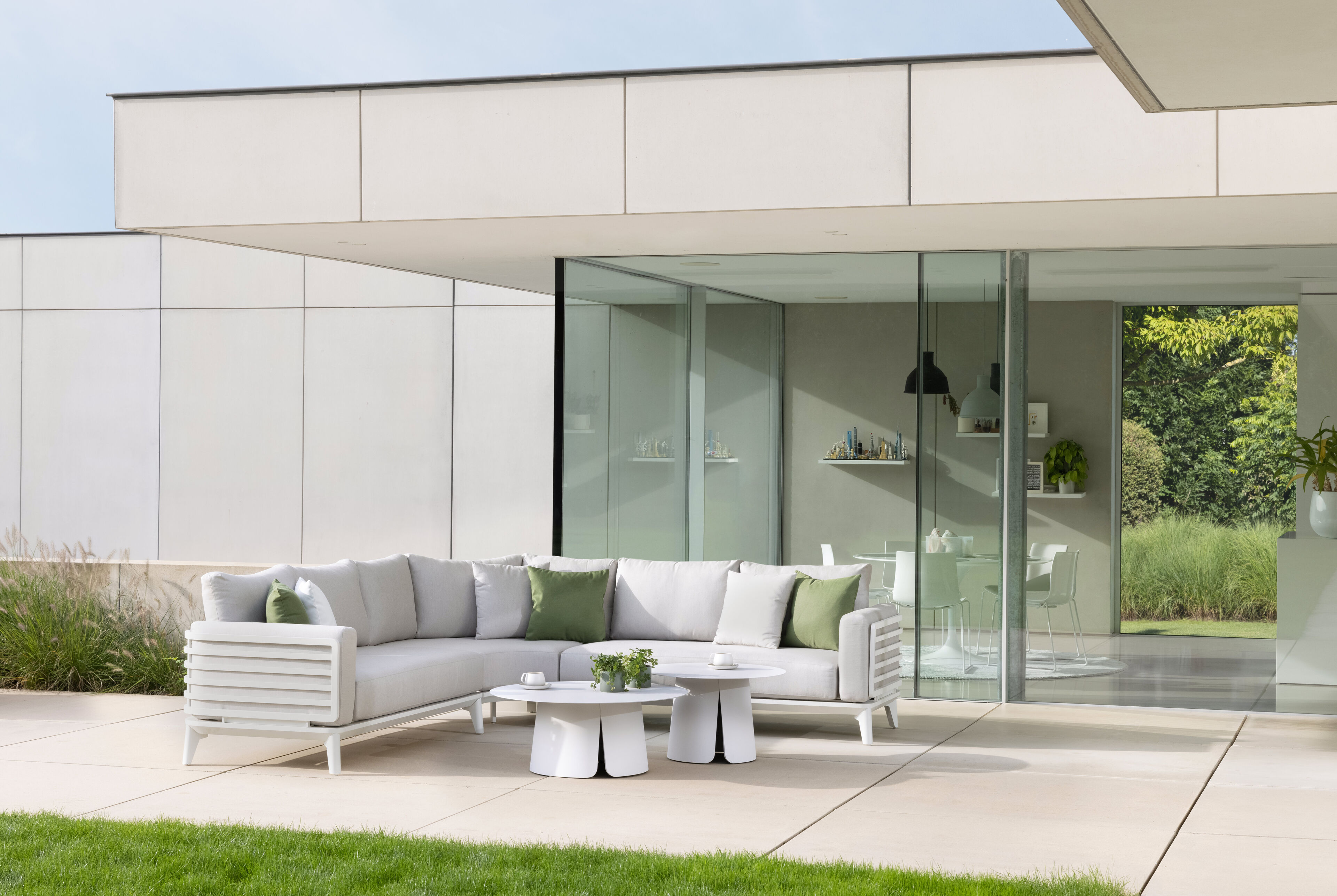 Ensemble de 2 tables basses Avila en aluminium blanc - Diam. 90 x Haut. 36 cm, Diam. 70 x Haut. 42 cm